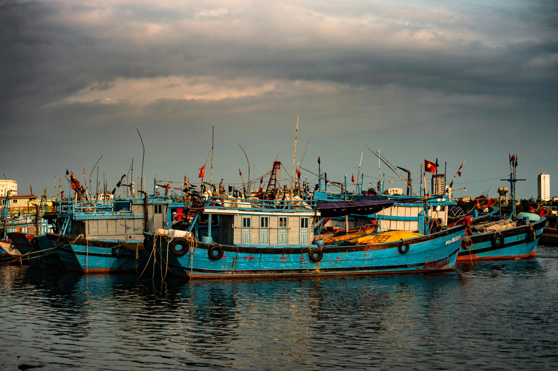 a number of boats in a body of water, by Daniel Lieske, pexels contest winner, dau-al-set, hoang long ly, avatar image, docked at harbor, fish shoal