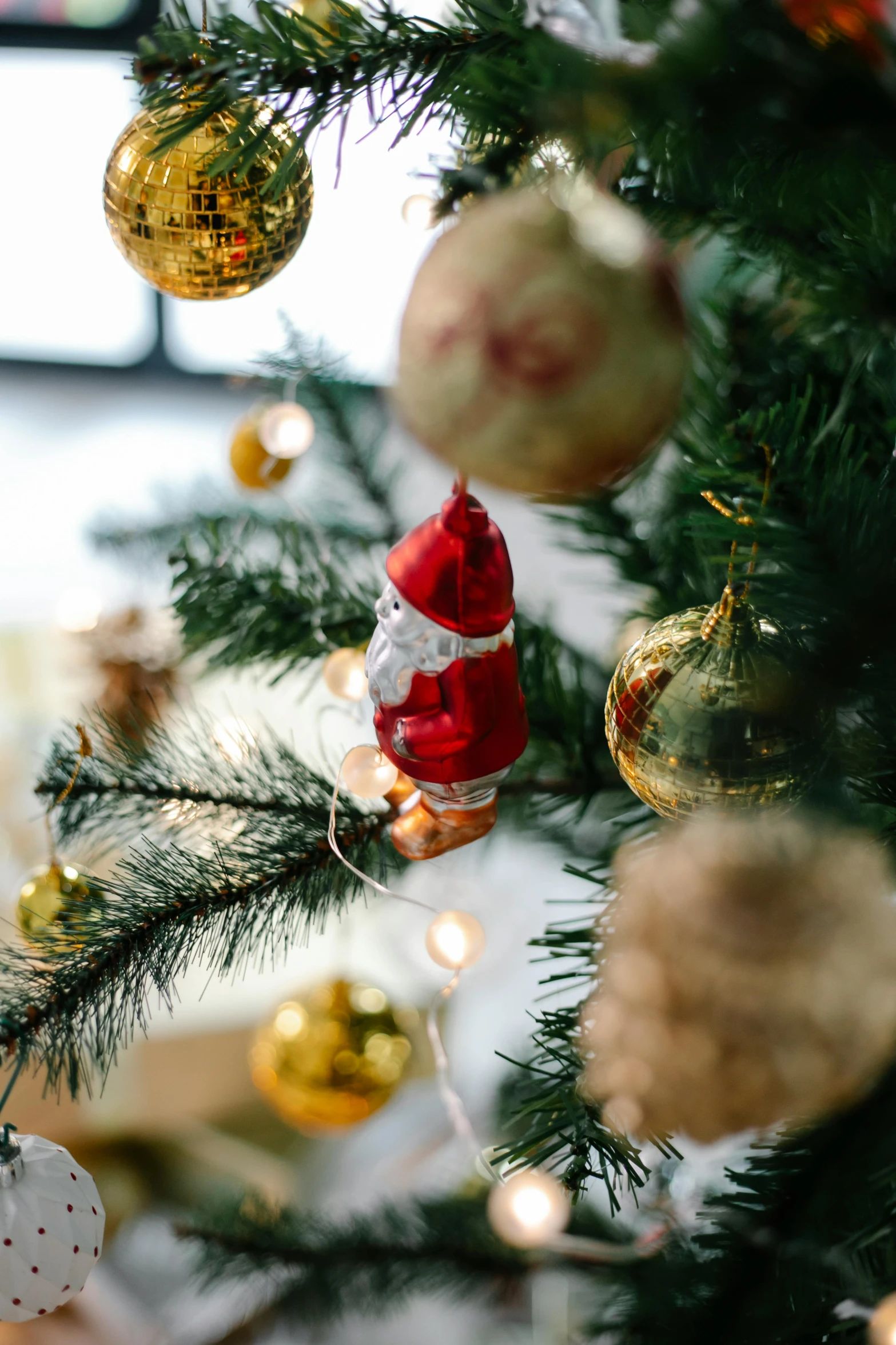 a close up of a christmas tree with ornaments, red and gold, thumbnail, cosy, small