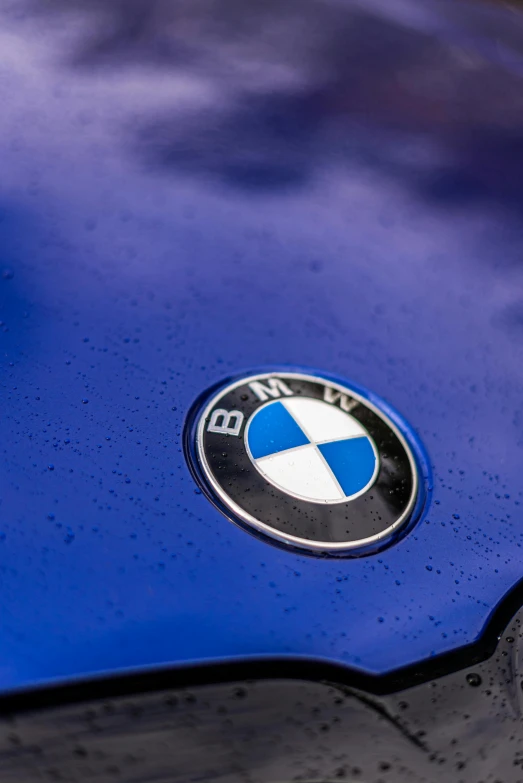 a close up of a bmw emblem on a blue car, by Tom Bonson, unsplash, thumbnail, sport, 15081959 21121991 01012000 4k