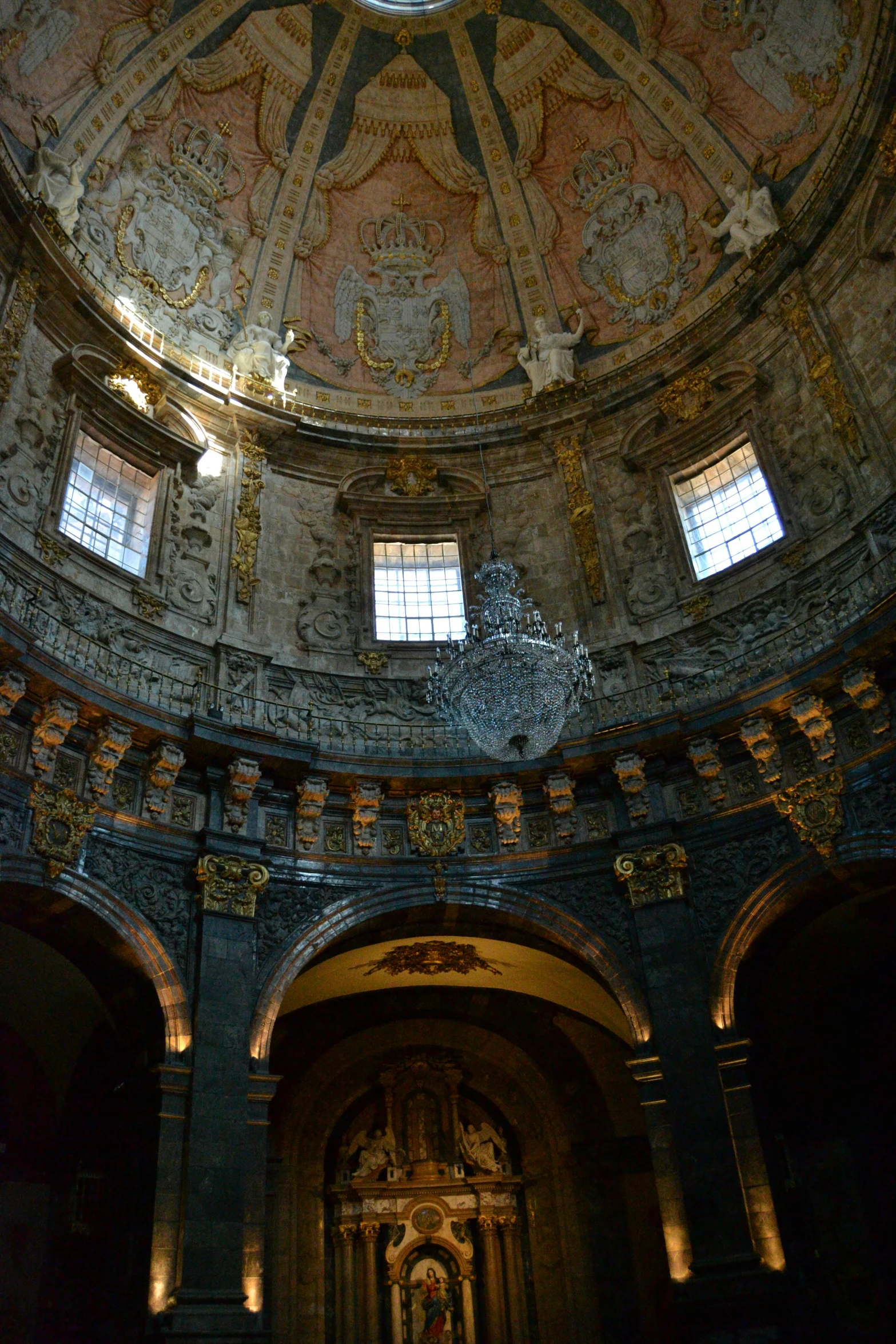 a dome in the middle of a building, baroque, poor lighting, intricate lining, carvaggio, 2 5 6 x 2 5 6 pixels