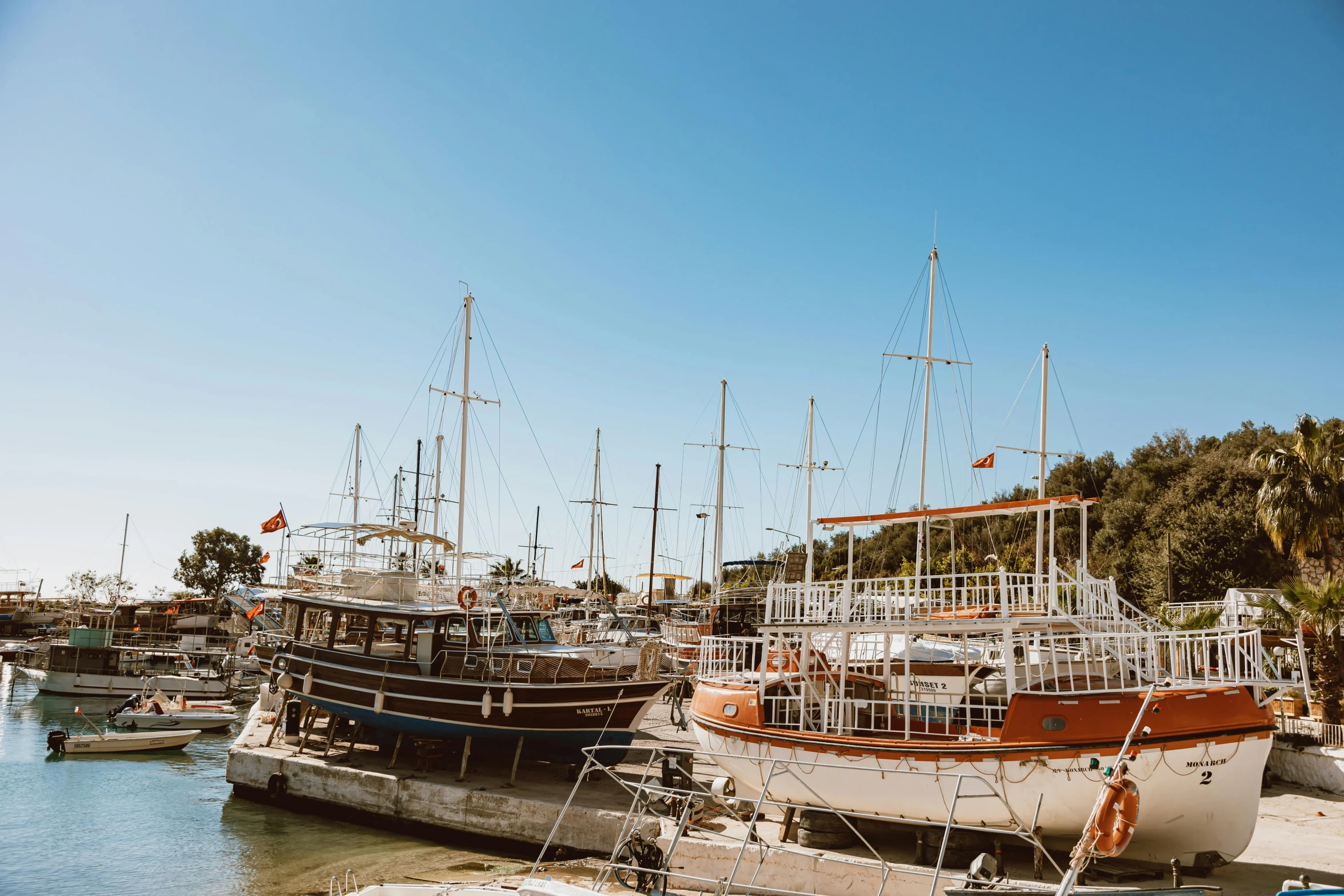 a number of boats in a body of water, pexels contest winner, hurufiyya, docked at harbor, sunny day time, turkey, 🦩🪐🐞👩🏻🦳