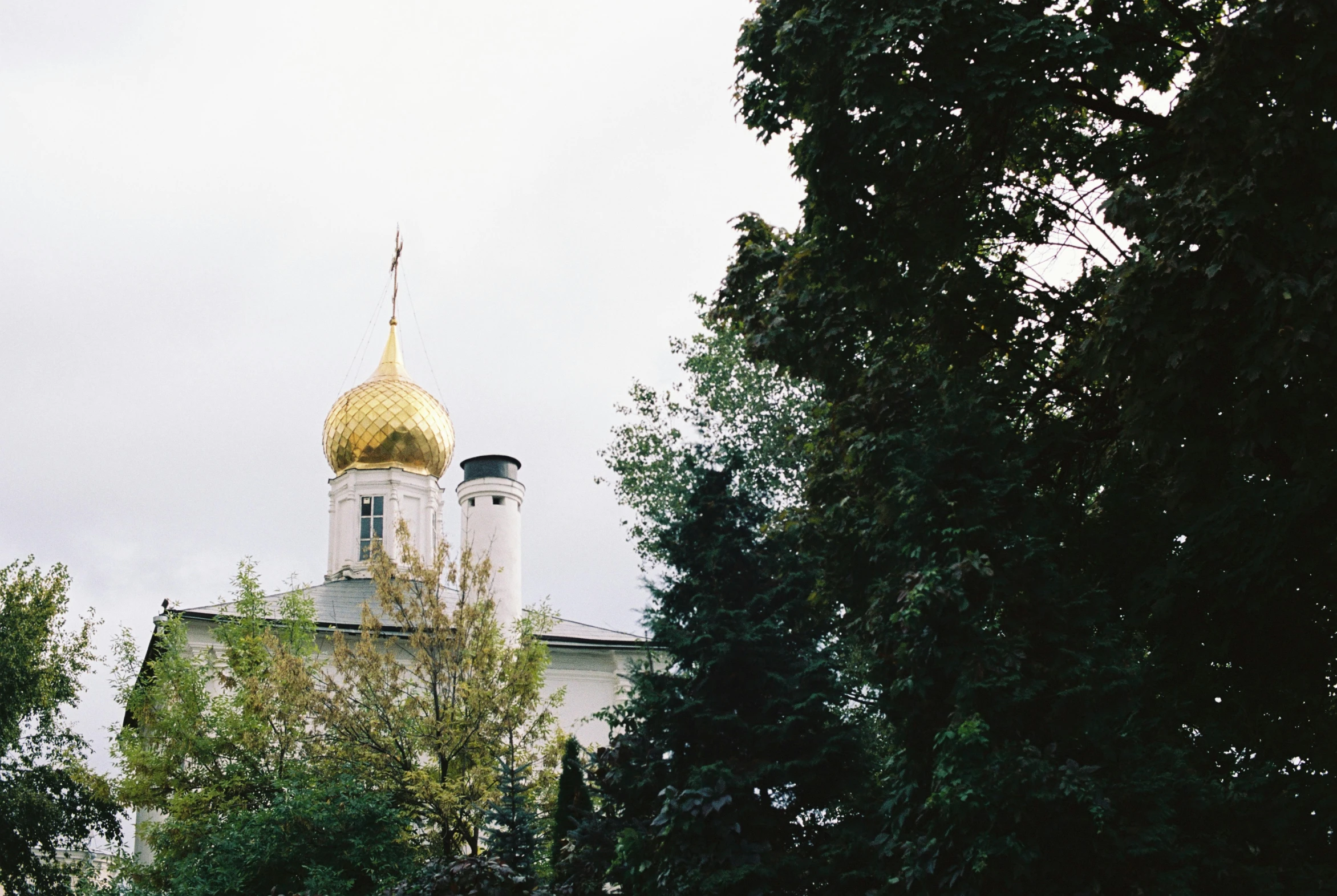 a white building with a golden dome surrounded by trees, an album cover, by Julia Pishtar, unsplash, hurufiyya, moscow, grainy photo, 000 — википедия, spire