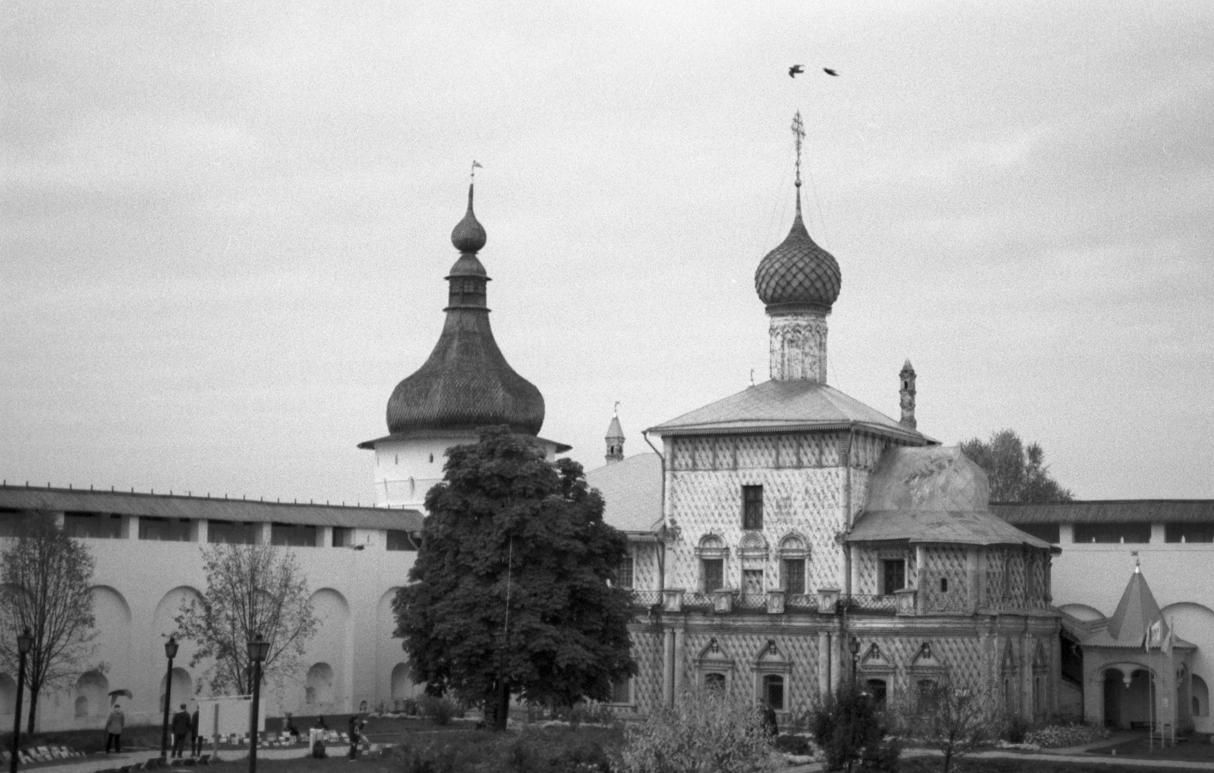 a black and white photo of a large building, rostov city, domes, 000 — википедия, russian temple