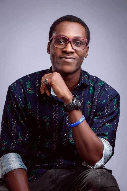 a man with glasses sitting on a chair, an album cover, by Chinwe Chukwuogo-Roy, pexels contest winner, casual pose, ((portrait)), 15081959 21121991 01012000 4k, headshot profile picture