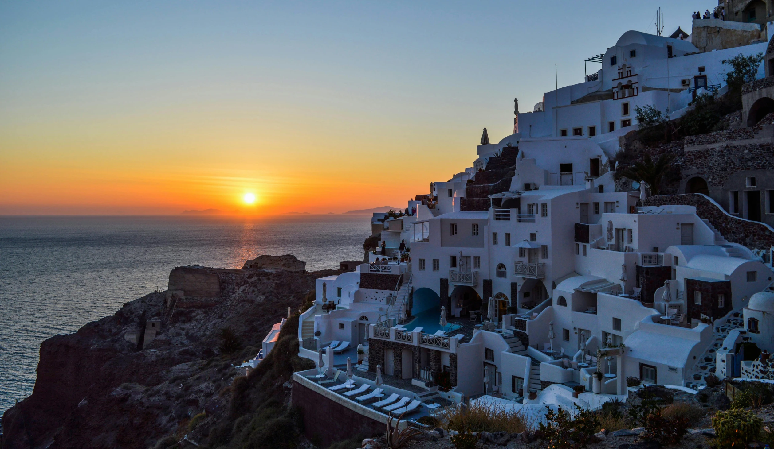 the sun sets over the village of oia on the greek island of santo, pexels contest winner, art nouveau, 2 0 0 0's photo, white marble buildings, architectural digest photo, dezeen