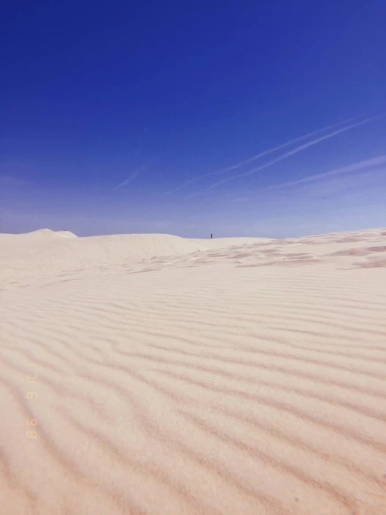 a large sand dune in the middle of a desert, unsplash contest winner, omaha beach, 2 5 6 x 2 5 6 pixels, blue skies, rippled white landscape