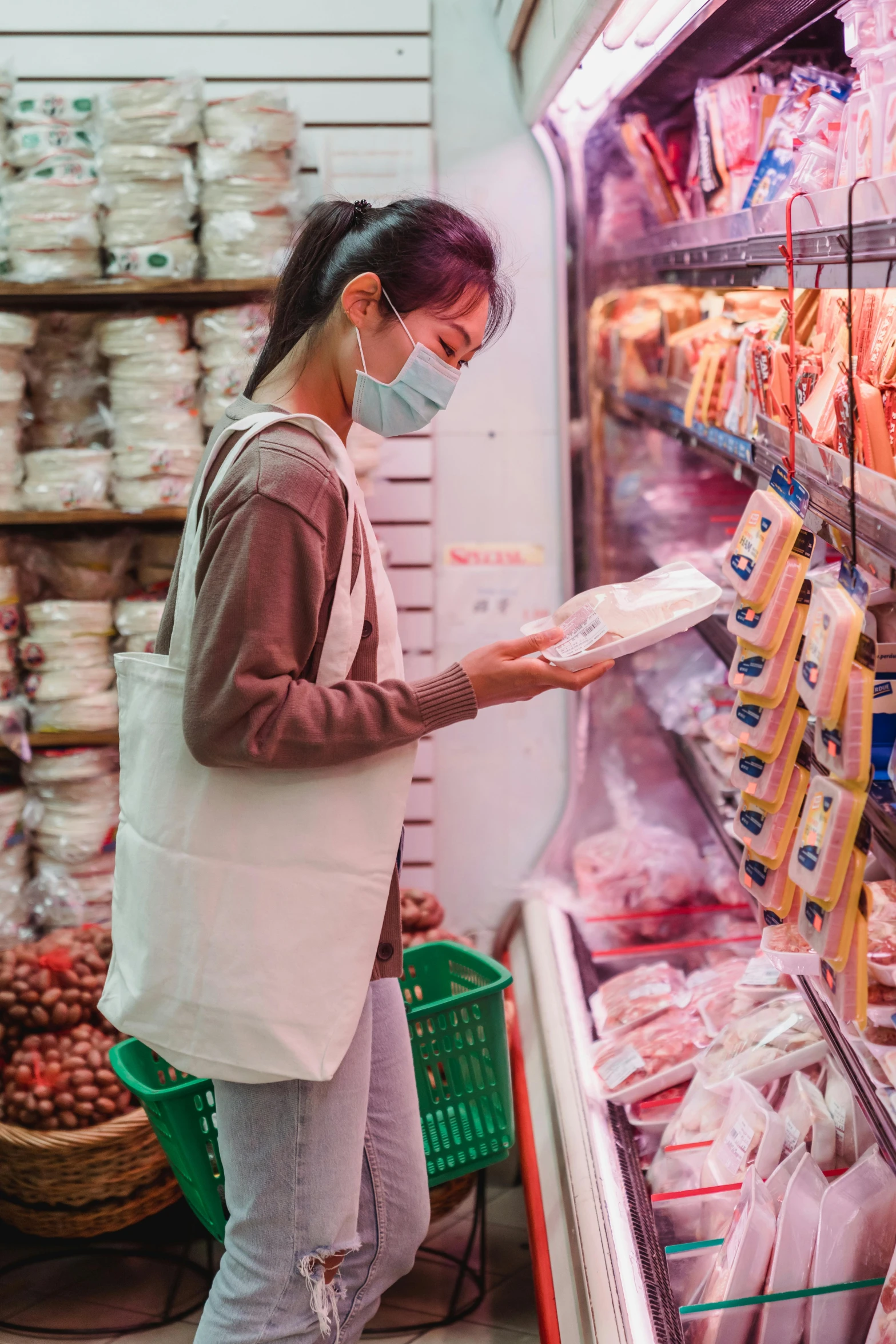 a woman wearing a face mask in a grocery store, pexels, 2 5 6 x 2 5 6 pixels, meat factory, in hong kong, holding a white duck