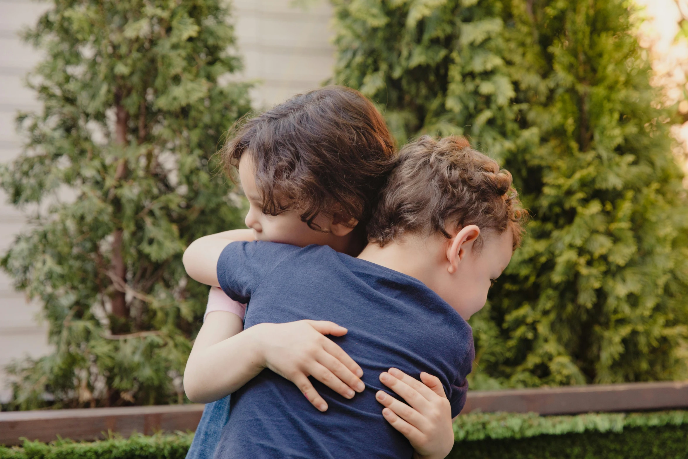 a couple of kids that are hugging each other, pexels, avatar image, instagram post, 15081959 21121991 01012000 4k, poignant