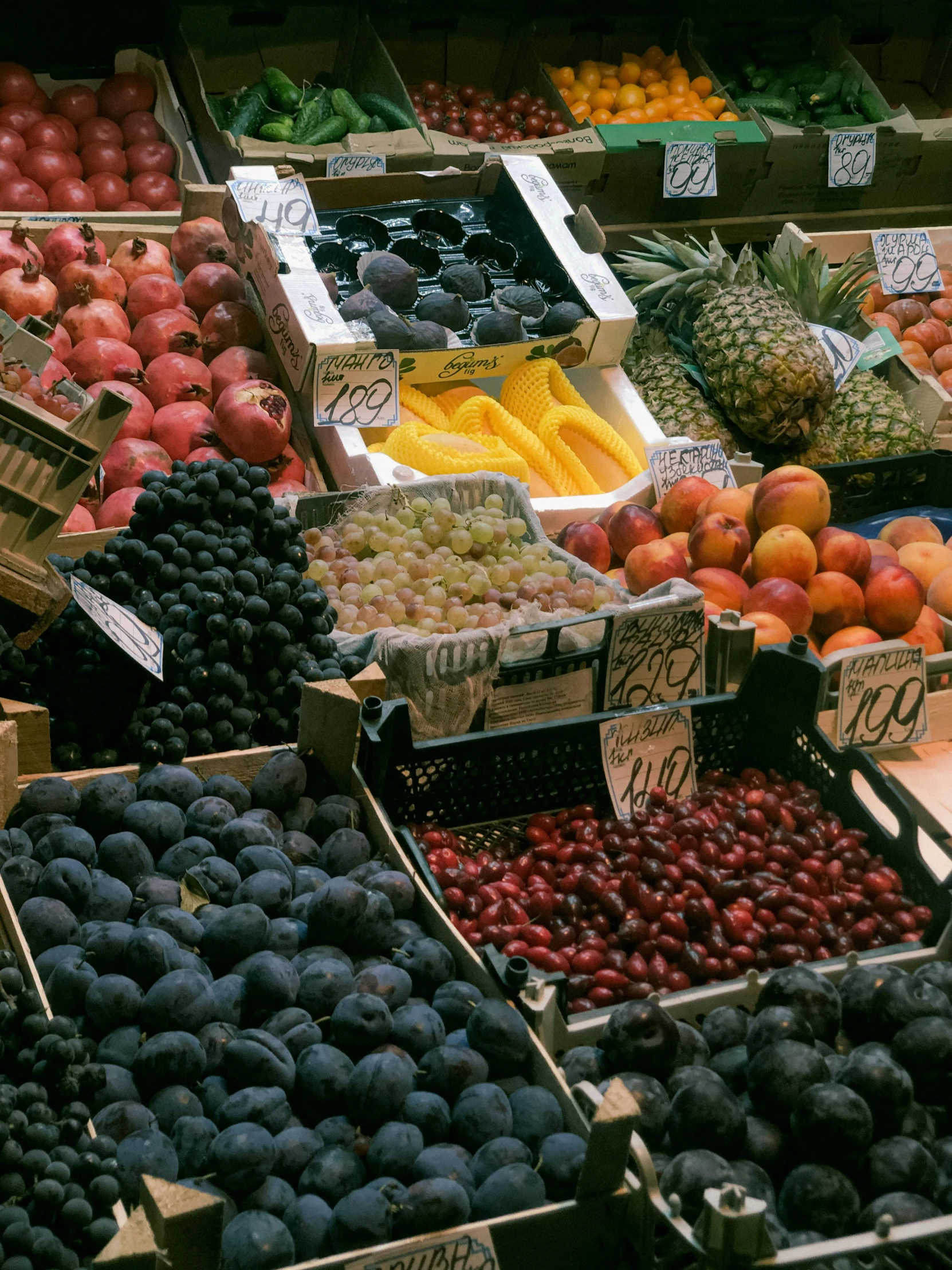 a market filled with lots of different types of fruit, by Giorgio De Vincenzi, pexels, renaissance, 2 5 6 x 2 5 6 pixels, vhs colour photography, 1999 photograph, black