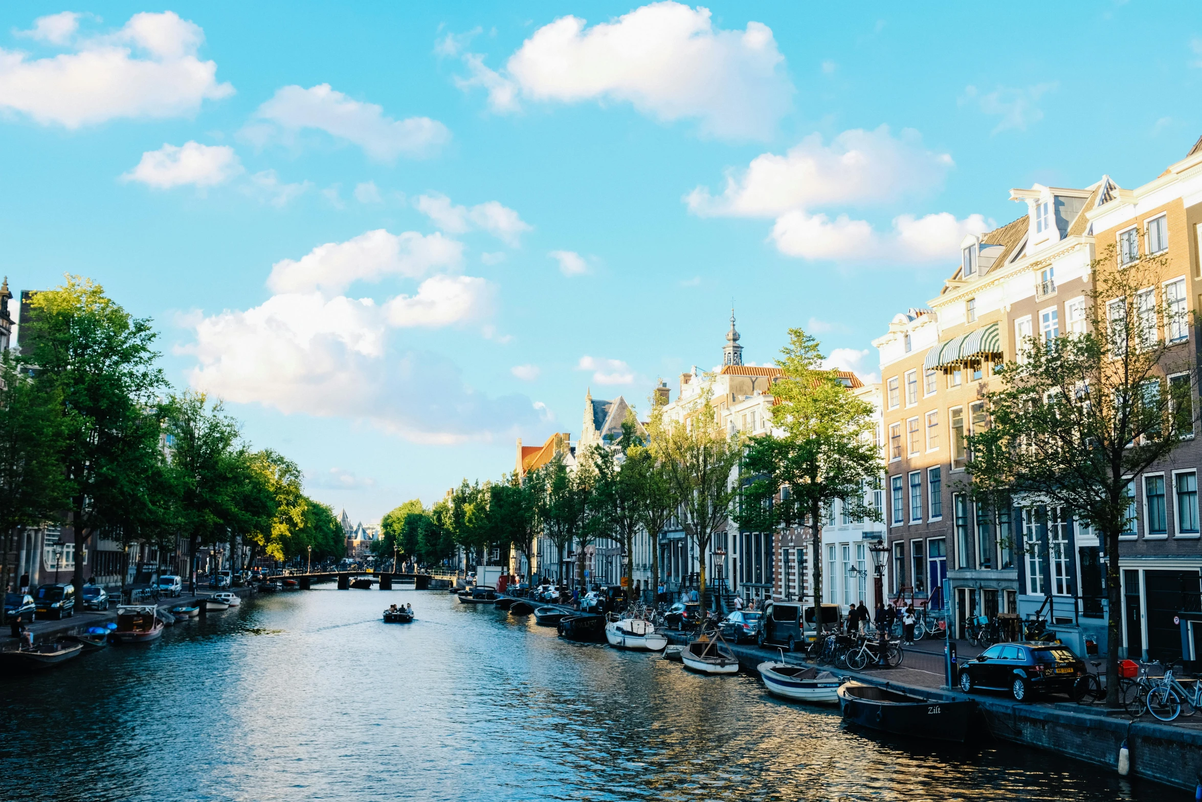 a canal filled with lots of boats next to tall buildings, pexels contest winner, baroque, dutch houses along a river, thumbnail, blue skies, 🦩🪐🐞👩🏻🦳