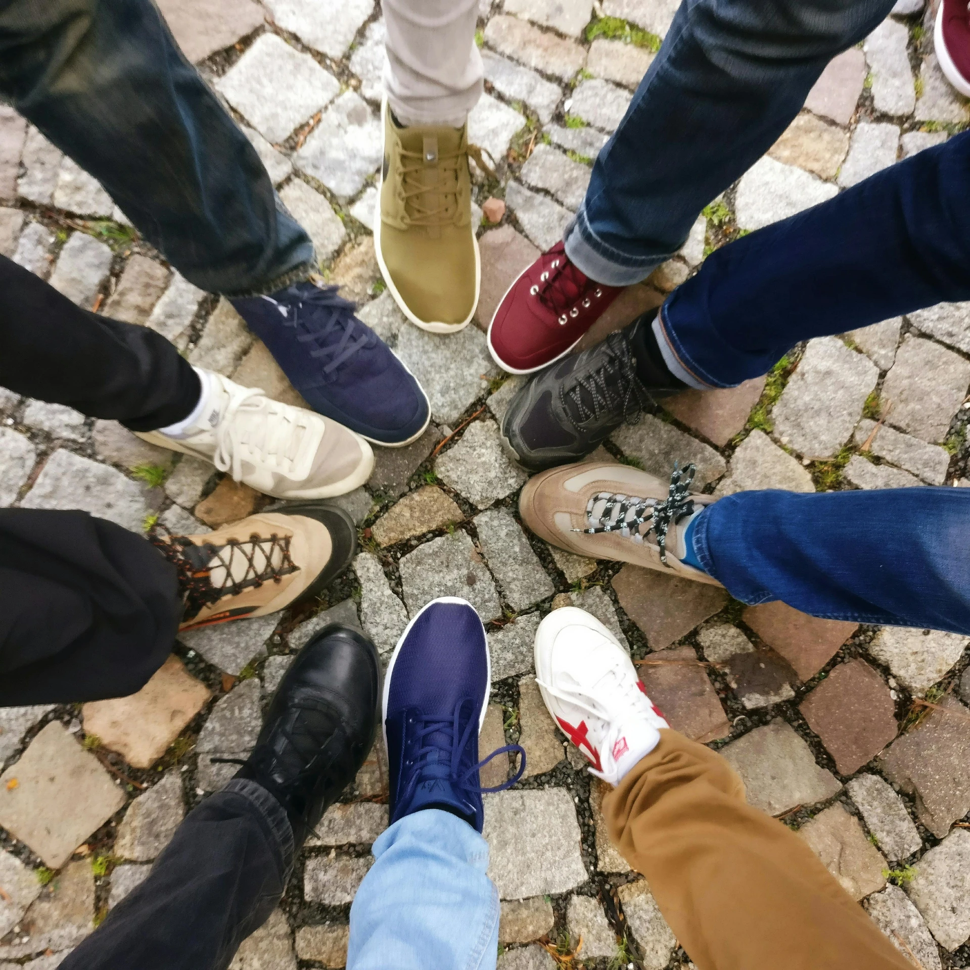 a group of people standing in a circle, by Nina Hamnett, pexels, renaissance, jean and multicolor shoes, warm, 15081959 21121991 01012000 4k, group photo