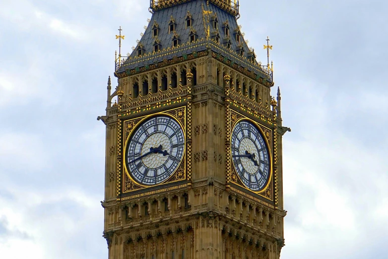 the big ben clock tower towering over the city of london, flickr, medium closeup, 🦩🪐🐞👩🏻🦳, 0, viral image