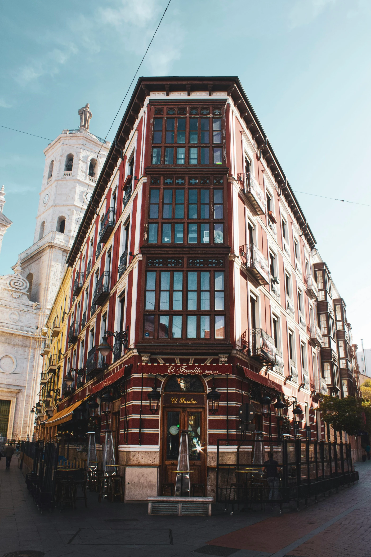 a tall building sitting on the side of a street, inspired by Francisco Zúñiga, pexels contest winner, art nouveau, seville, 2 5 6 x 2 5 6 pixels, restaurant, exterior view