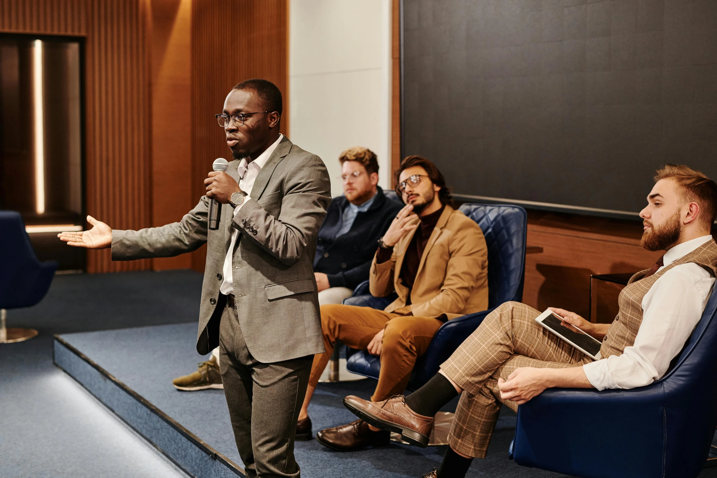 a man giving a presentation to a group of people, by Carey Morris, pexels contest winner, adut akech, ignant, panels, 15081959 21121991 01012000 4k