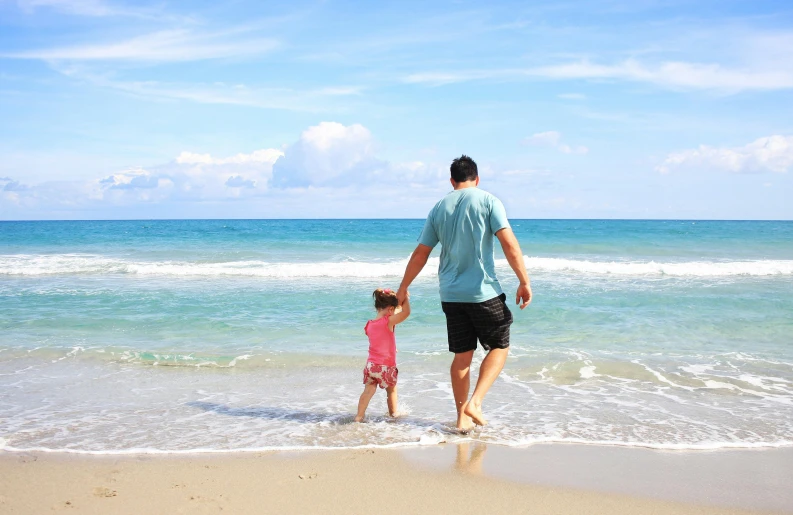 a man and a little girl on the beach, pexels contest winner, australian beach, thumbnail, sea, no duplicate image