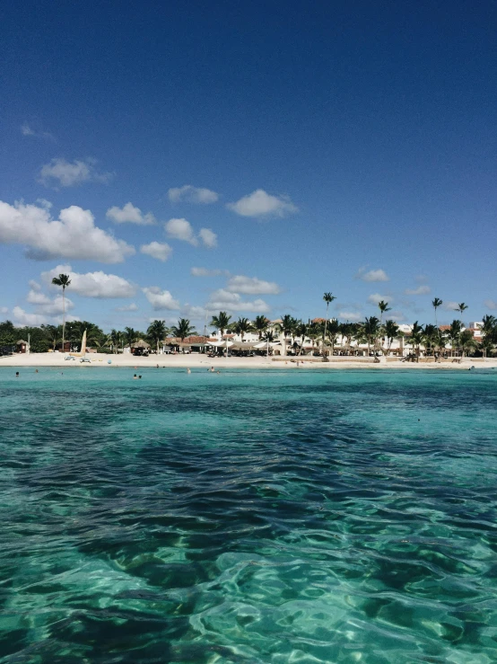 a large body of water next to a beach, aruba, 💋 💄 👠 👗, multiple stories, very clear picture