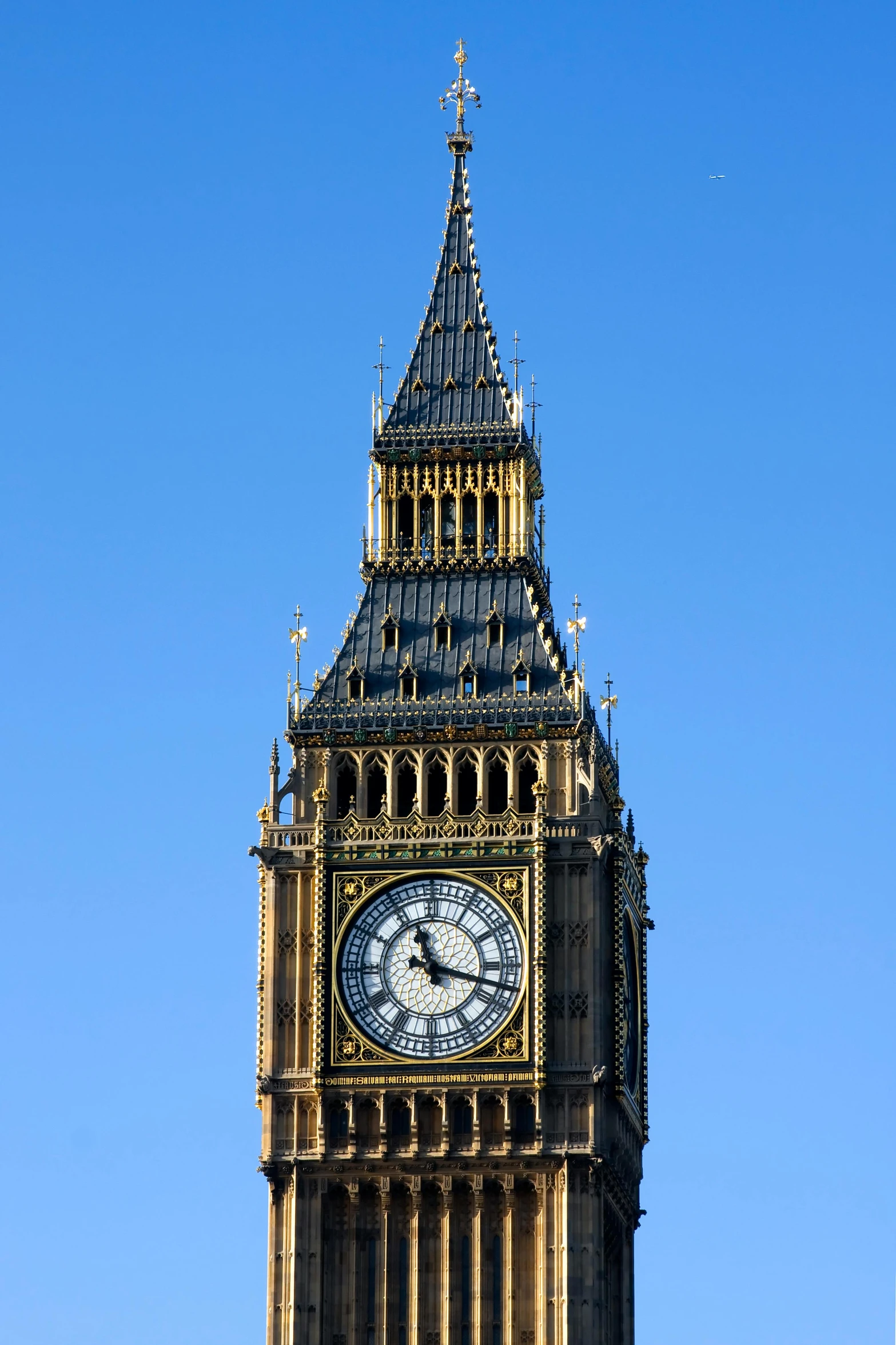 the big ben clock tower towering over the city of london, by David Simpson, clear blue skies, f/2.8, closeup - view