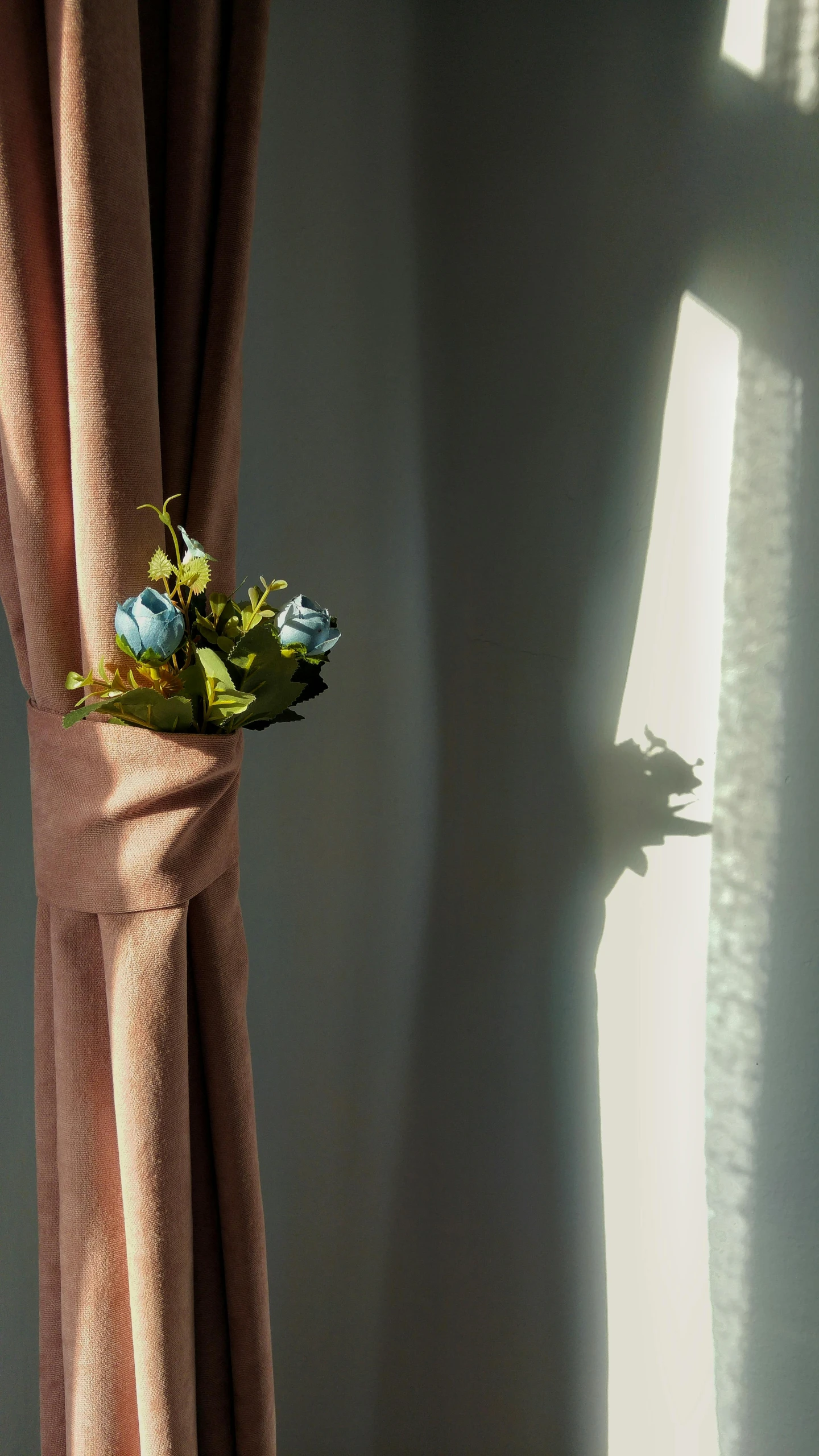 a vase that has some flowers in it, inspired by Clarice Beckett, unsplash, curtain, soft shadow, shot on sony a 7, low detail