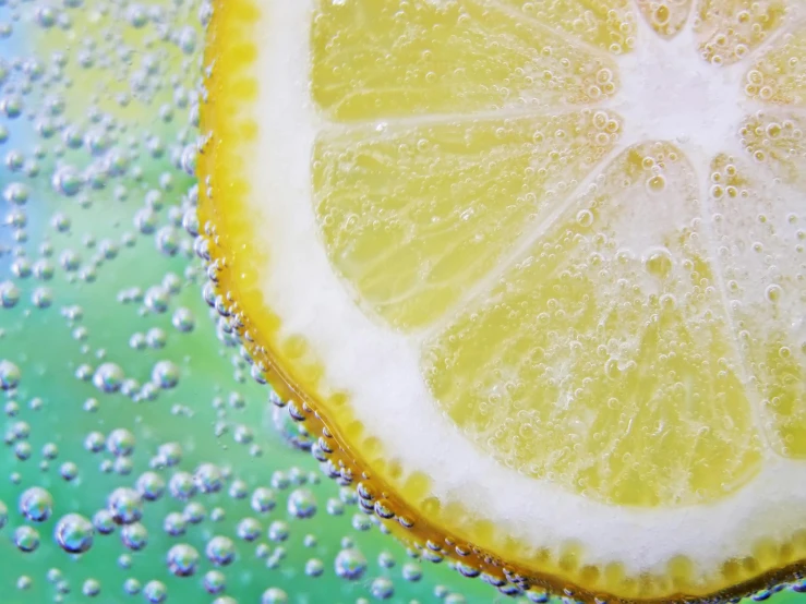 a slice of lemon in a glass of water, a macro photograph, pixabay, photorealism, lots of bubbles, pointillisme, 4k polymer clay food photography, 🍸🍋