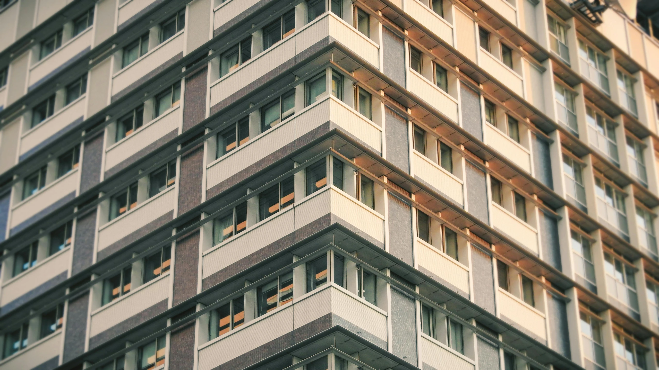 a very tall building with lots of windows, inspired by Ned M. Seidler, unsplash, 7 0 s photo, stacked houses, corners, ilustration