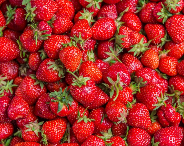 a close up of a bunch of strawberries, by Adam Marczyński, full frame image, flat, idyllic, фото девушка курит