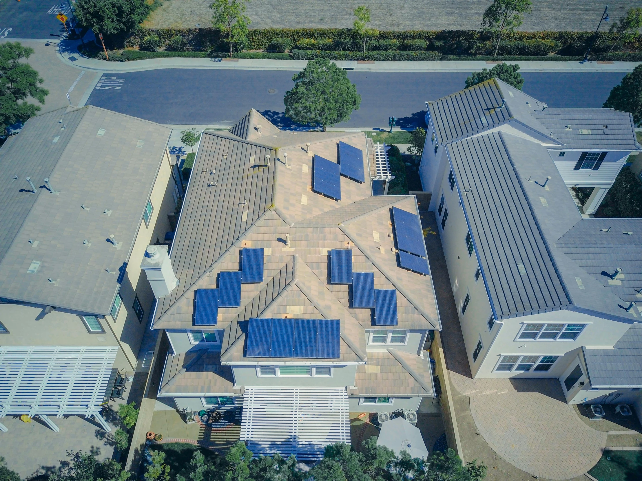 an aerial view of a house with solar panels on the roof, by Ryan Pancoast, renaissance, high-quality photo, plutus su, gardena architecture, flat panels