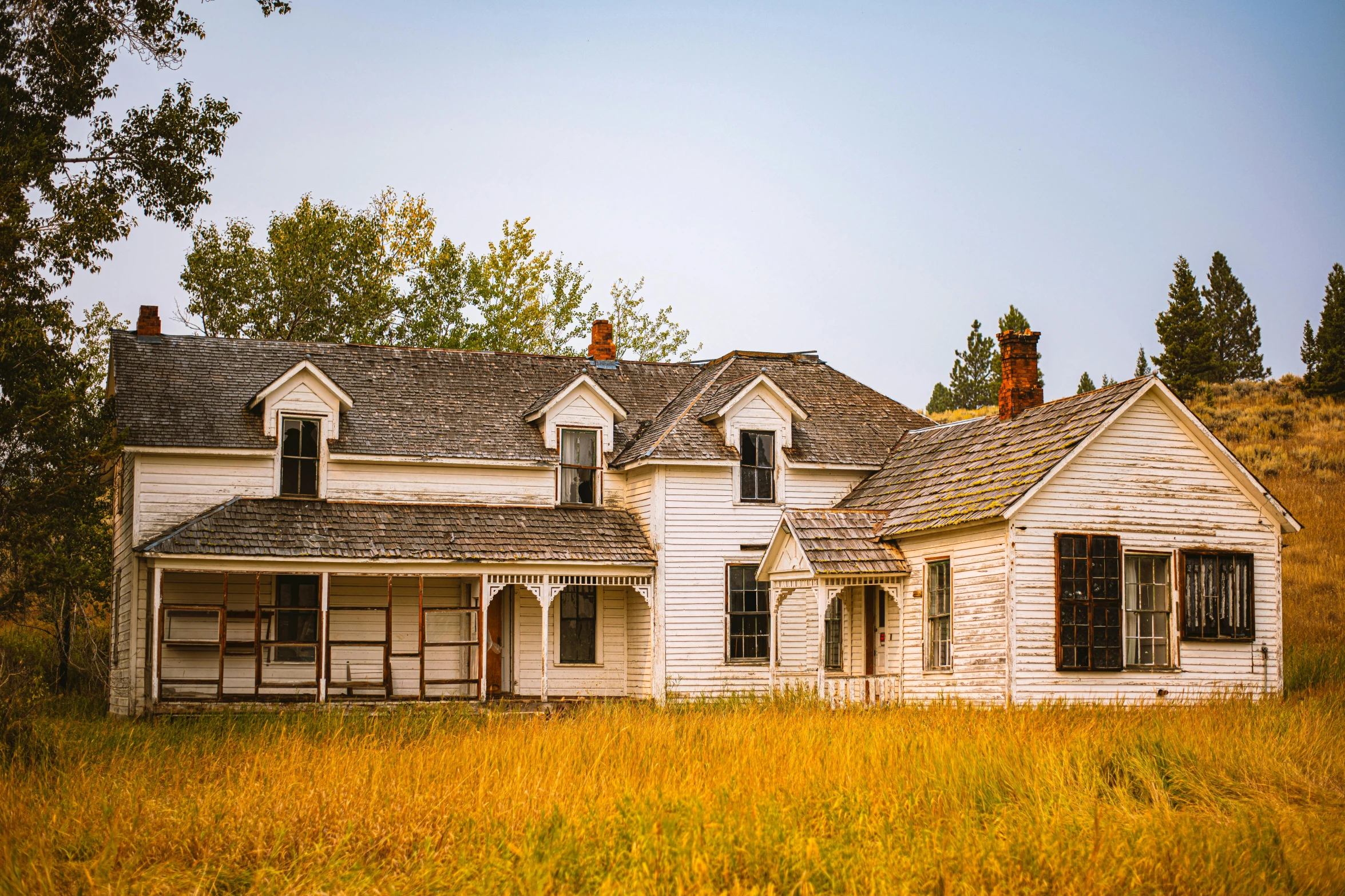 an old white house sitting in the middle of a field, by Jessie Algie, pexels contest winner, renaissance, yellowed with age, exterior view, background image, owen klatte