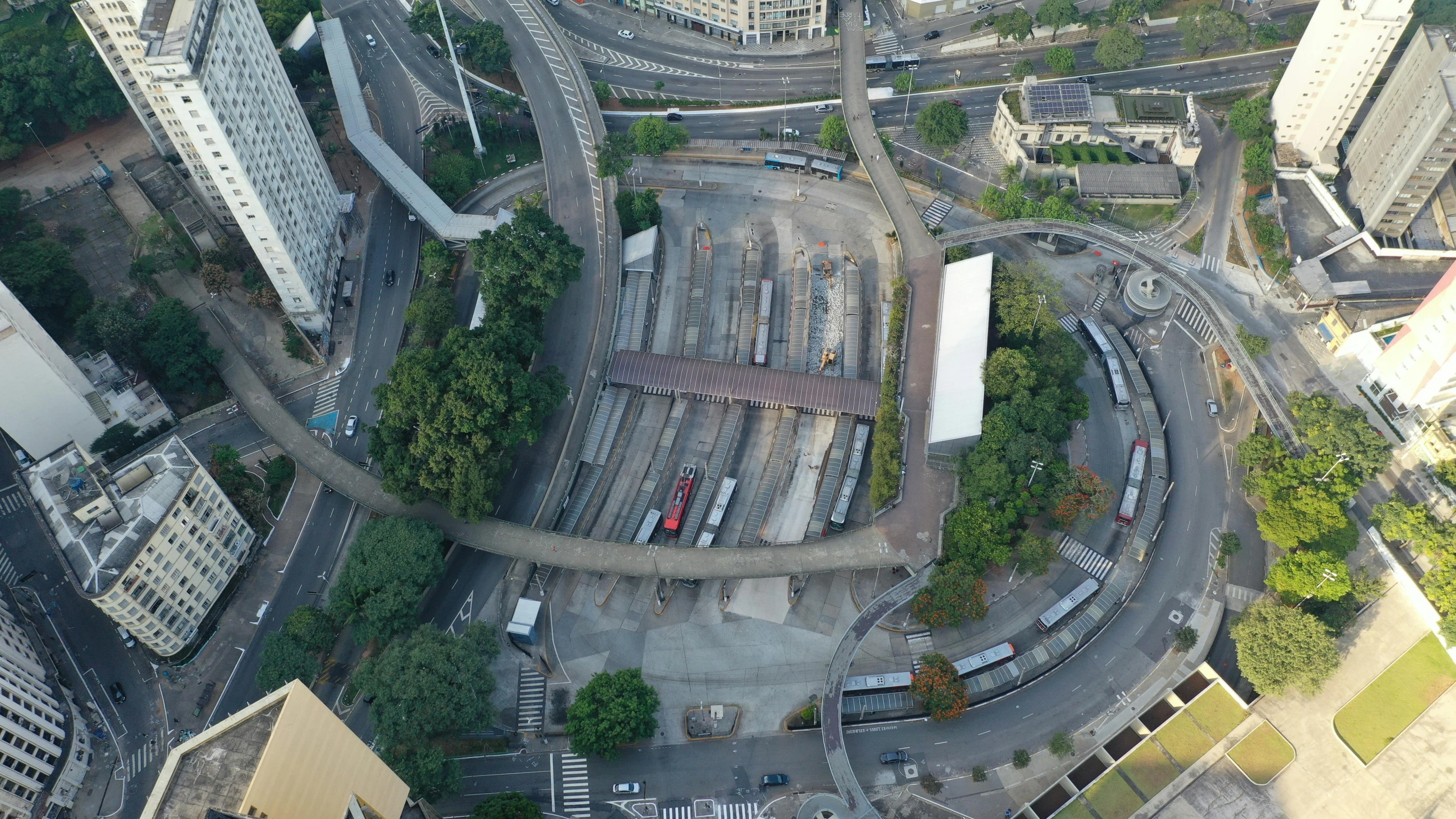 a city filled with lots of traffic next to tall buildings, by Steven Belledin, pexels contest winner, photorealism, overpass, satellite view, santiago calatrava, collapsed brutalist architecture