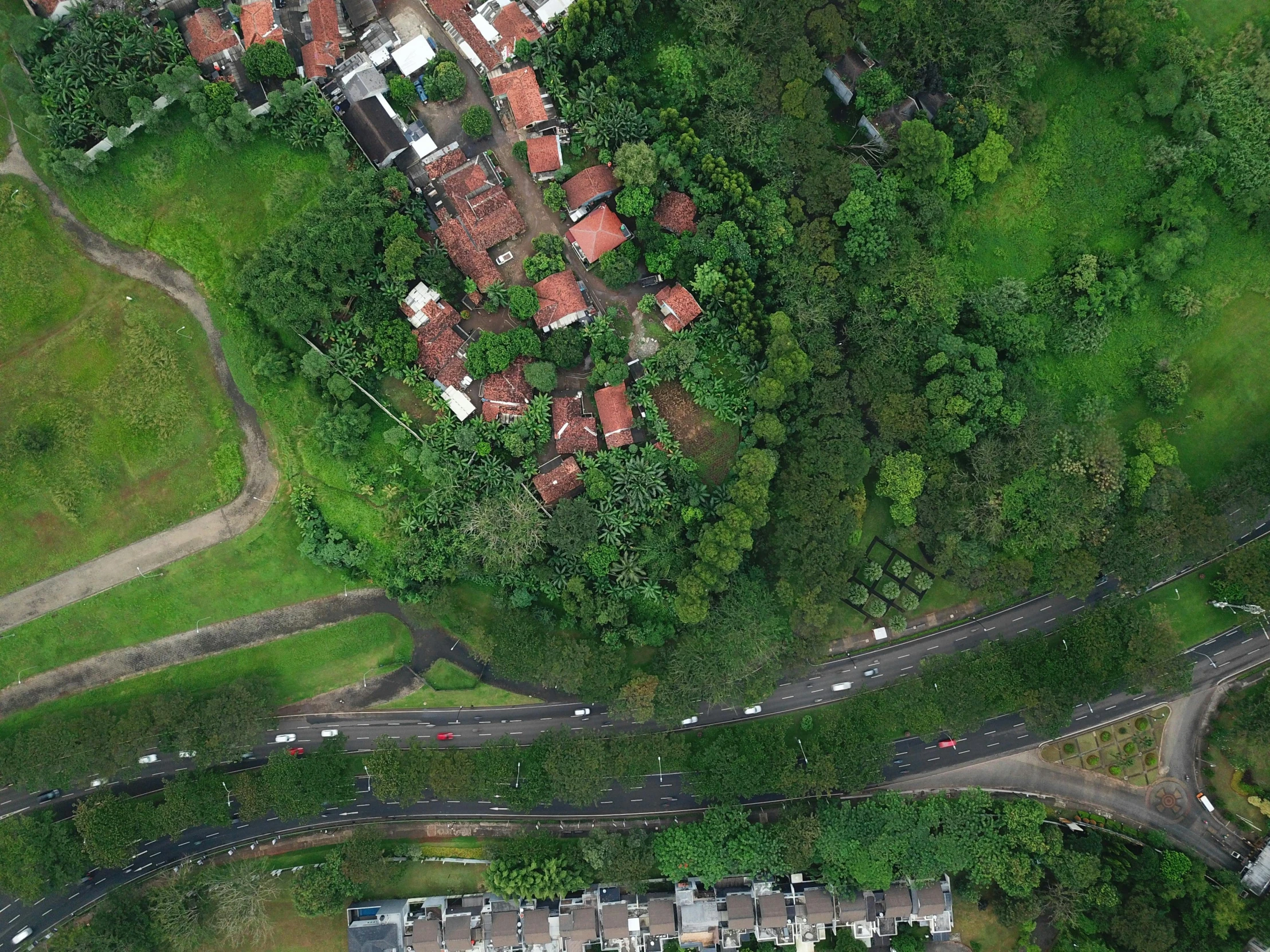 an aerial view of a city surrounded by trees, by Alejandro Obregón, hurufiyya, coban, mapbox, background image, video still