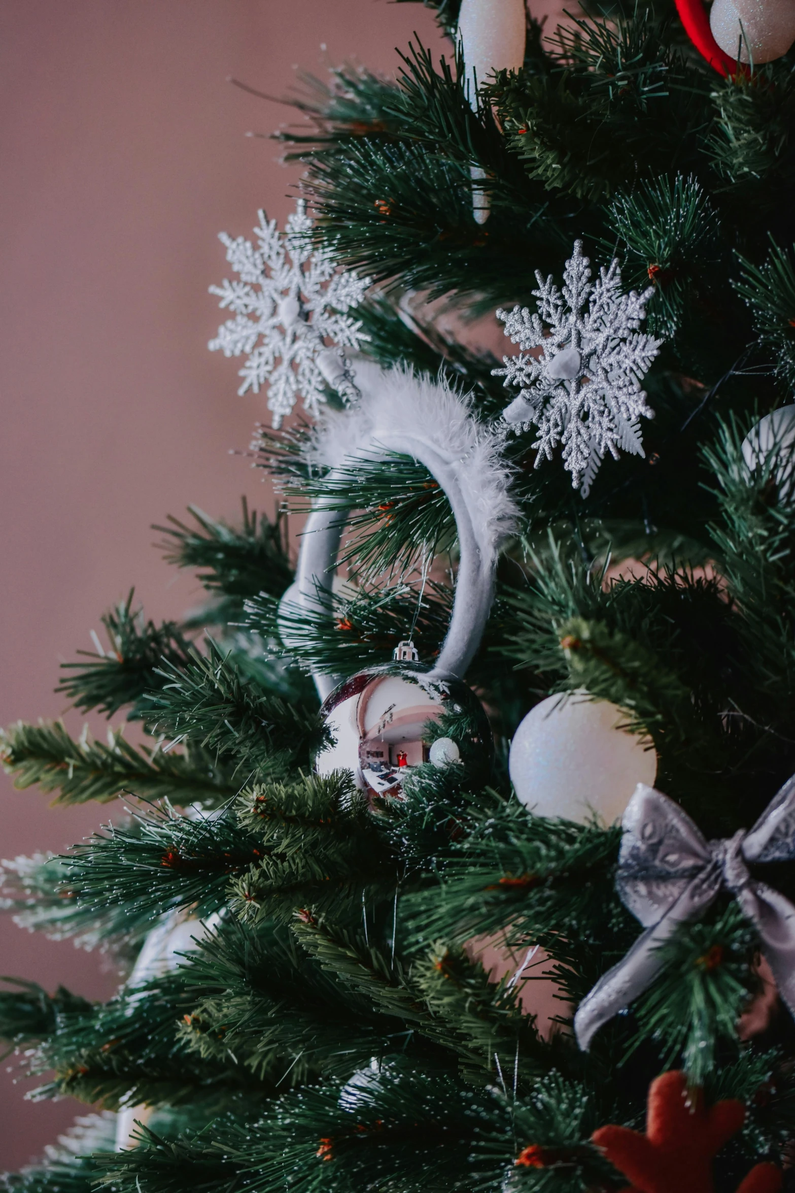 a close up of a christmas tree with ornaments, pexels, white spiral horns, silver prince crown, snowflakes, ilustration