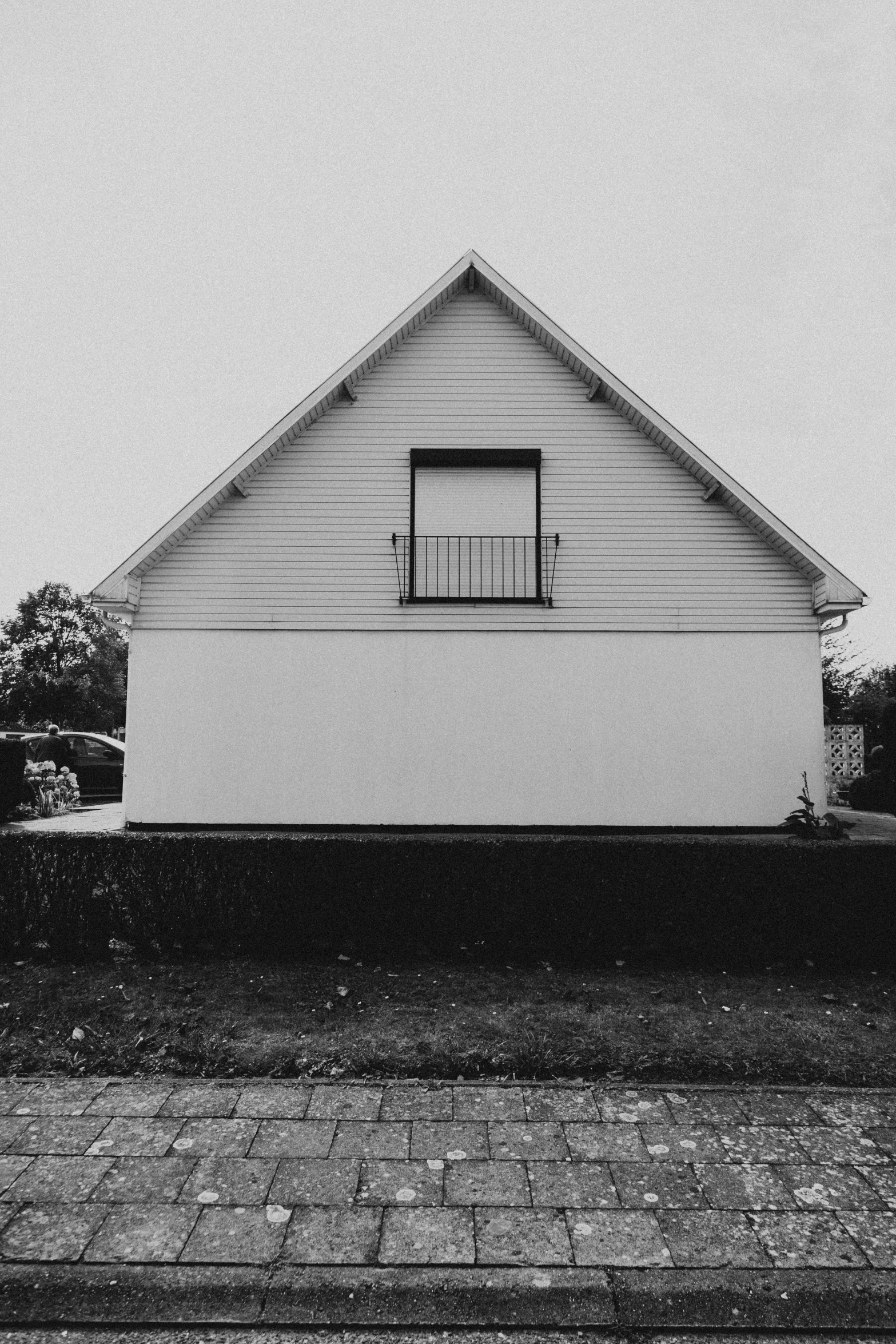 a black and white photo of a house, inspired by Thomas Struth, unsplash, postminimalism, 2 5 6 x 2 5 6, front view 1 9 9 0, makeshift house, frontal view