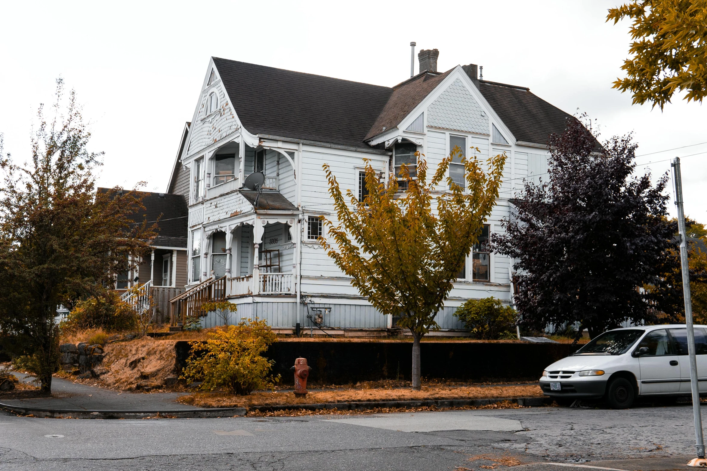 a white van parked in front of a white house, unsplash, vancouver school, richly decorated victorian house, background image, an abandoned old, during autumn