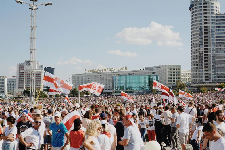 a large group of people that are standing in the street, red and white, polsat, 000 — википедия, 🚿🗝📝