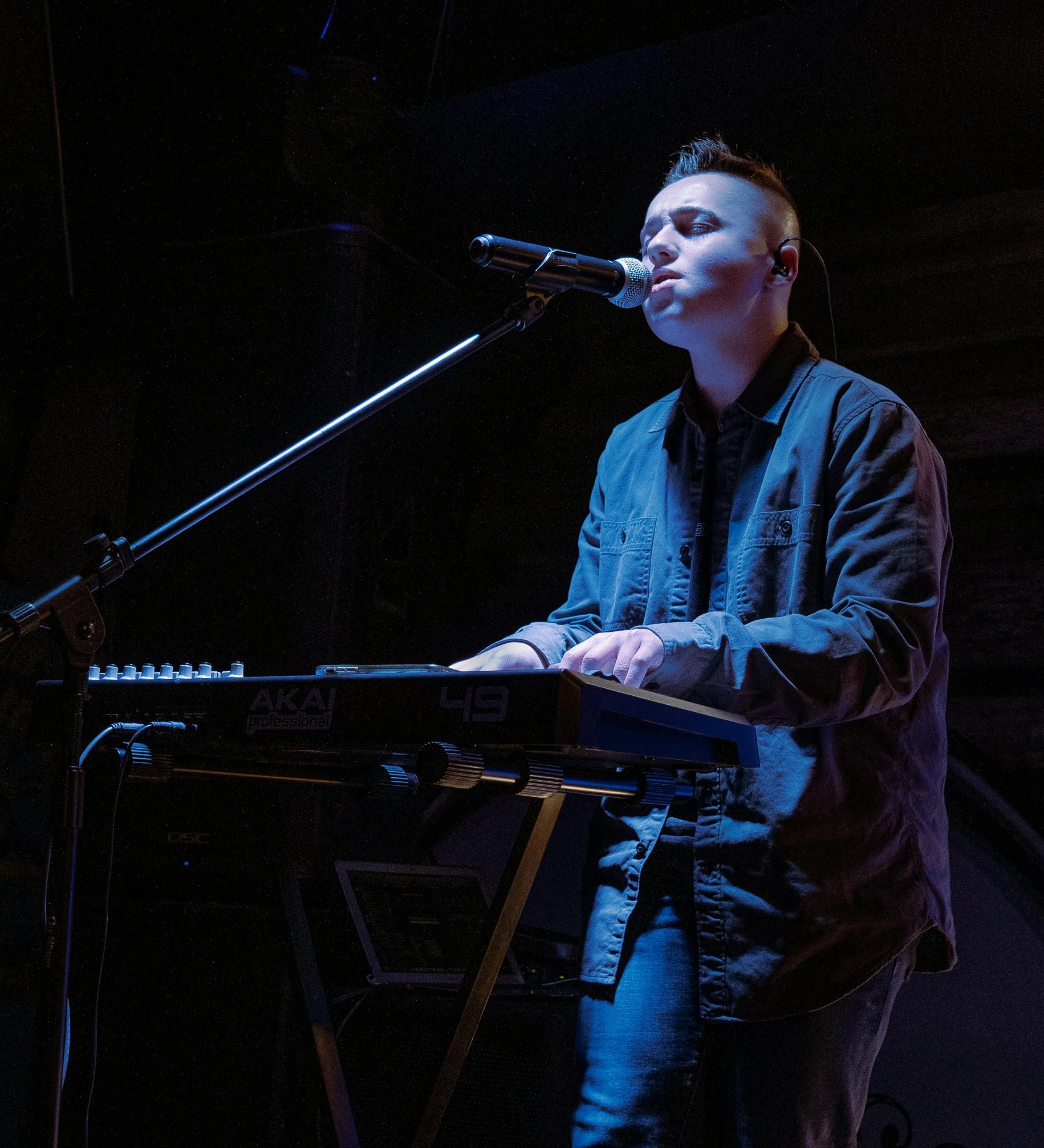 a man that is standing in front of a keyboard, by Robbie Trevino, on stage, caleb worcester, 15081959 21121991 01012000 4k