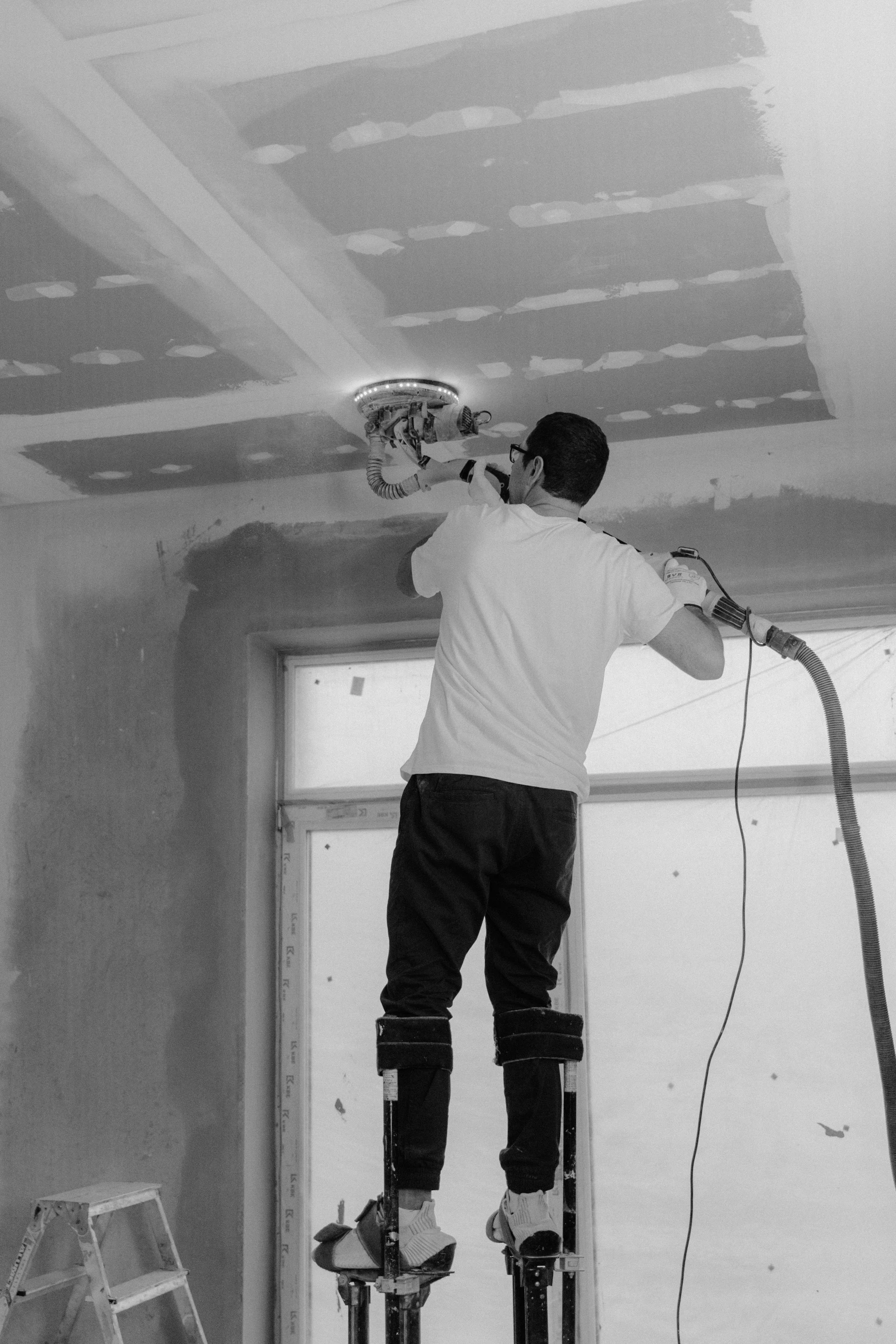 a black and white photo of a man on a ladder, arbeitsrat für kunst, dust mask, 15081959 21121991 01012000 4k, ceiling, outline