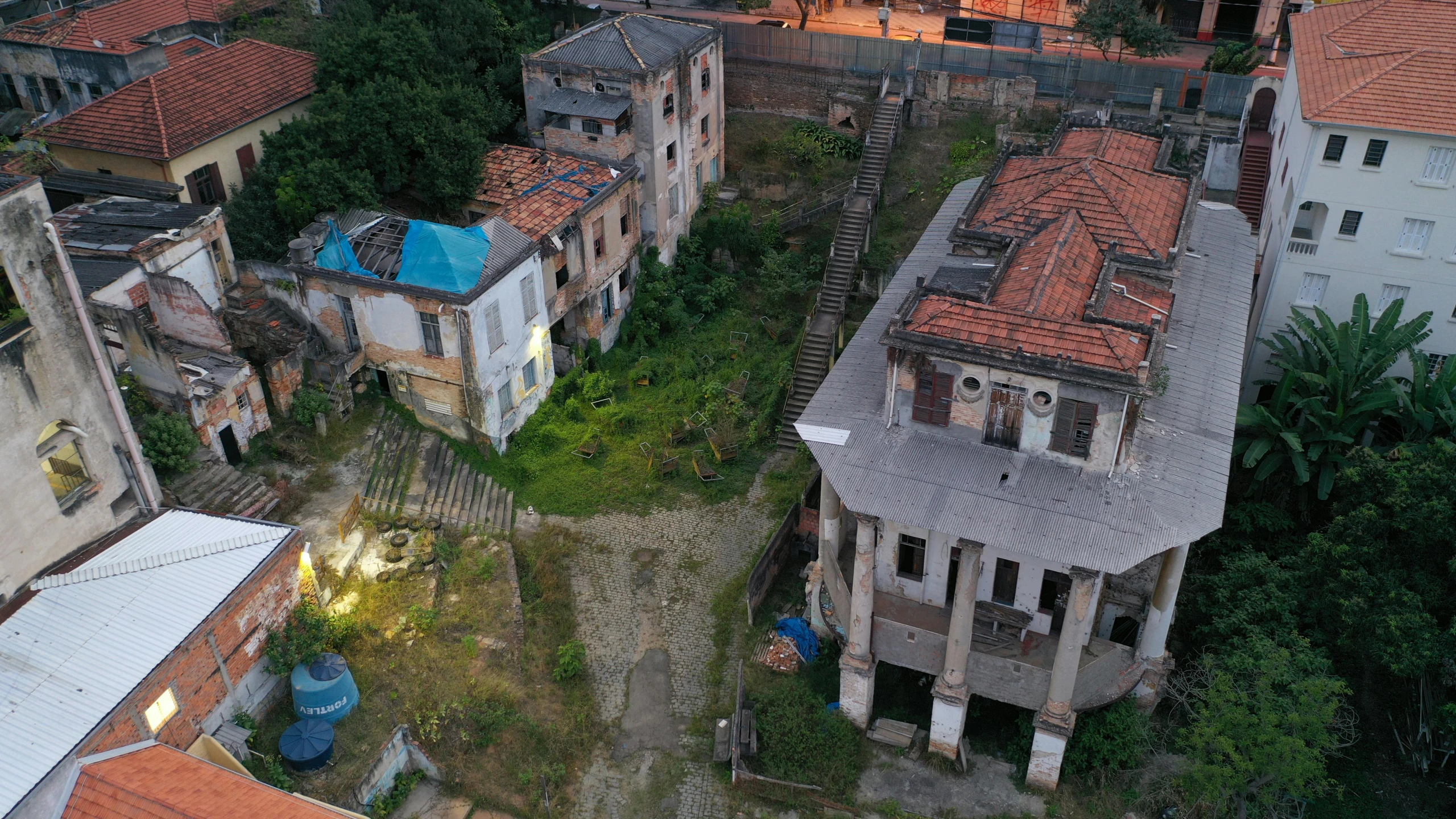 an aerial view of a city at dusk, an album cover, by Sebastian Vrancx, pexels contest winner, renaissance, old abandoned house, soviet yard, in sao paulo, [ 4 k photorealism ]