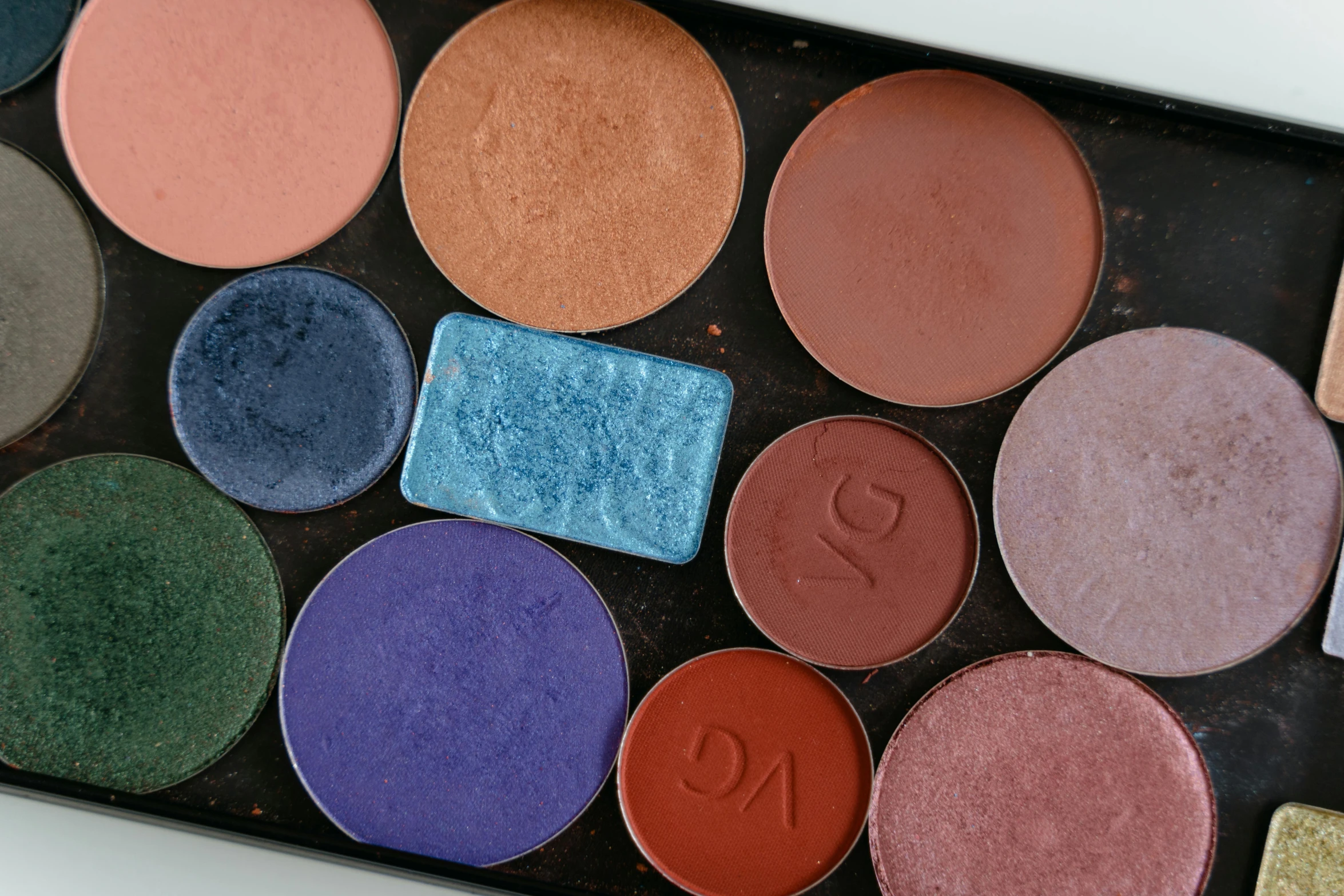 a close up of a palette on a table, inspired by Mac Conner, trending on pexels, assemblage, blue: 0.25, cast shadows, 1 6 colors, rusty