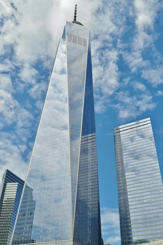 the one world trade center in new york city, by Bernie D’Andrea, sunny day time, portrait photo