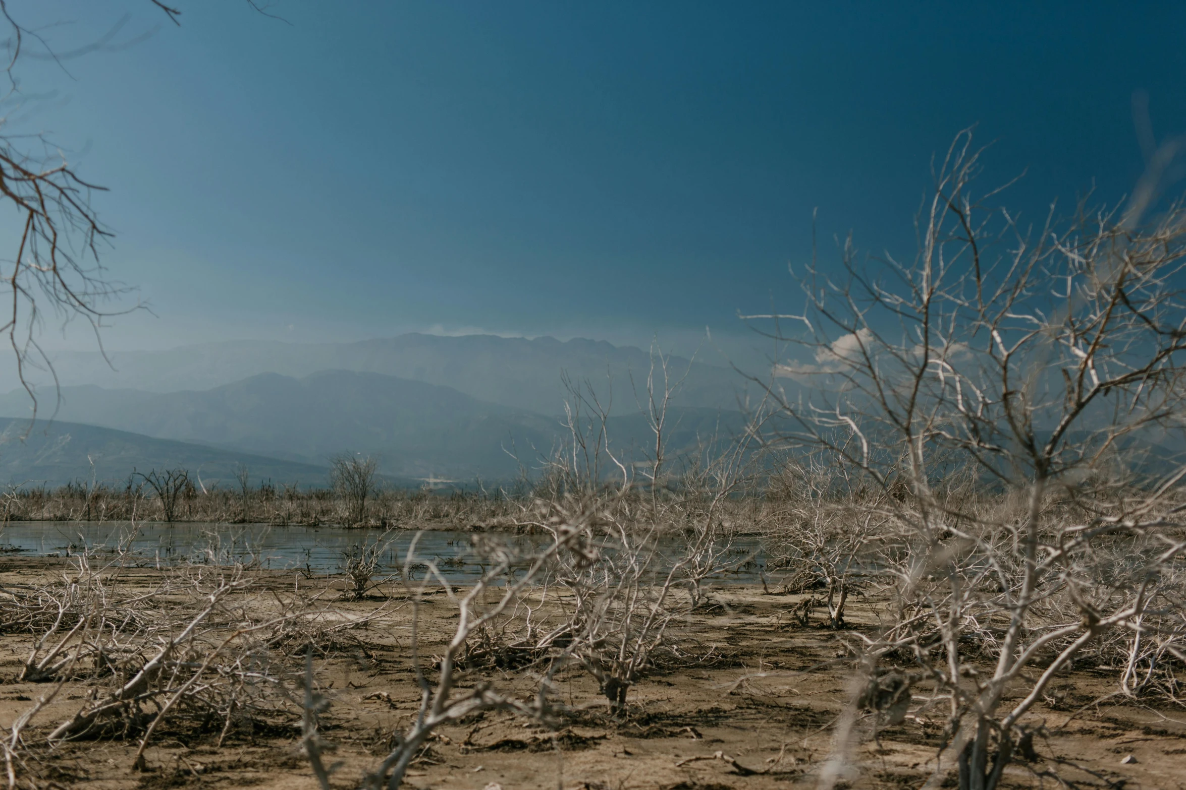 there is no image here to provide a caption for, a picture, unsplash contest winner, land art, desolate with zombies, view from the distance, heatwave, southern california