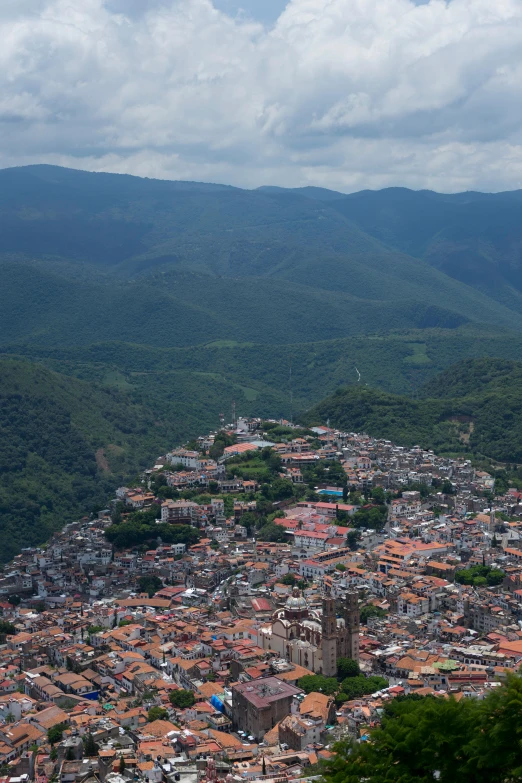 a bird's eye view of a city with mountains in the background, las pozas, white buildings with red roofs, slide show, profile image