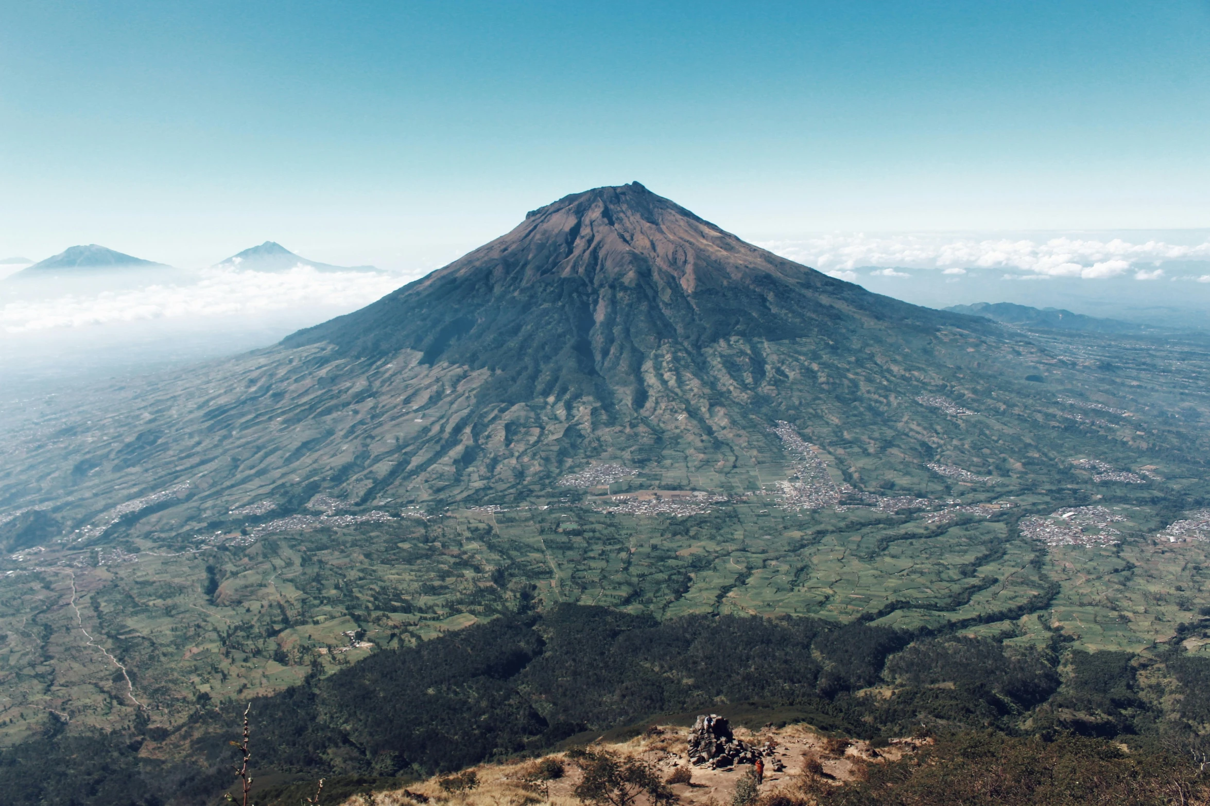 a group of people standing on top of a mountain, pexels contest winner, sumatraism, 2 5 6 x 2 5 6 pixels, “ aerial view of a mountain, bali, mount doom