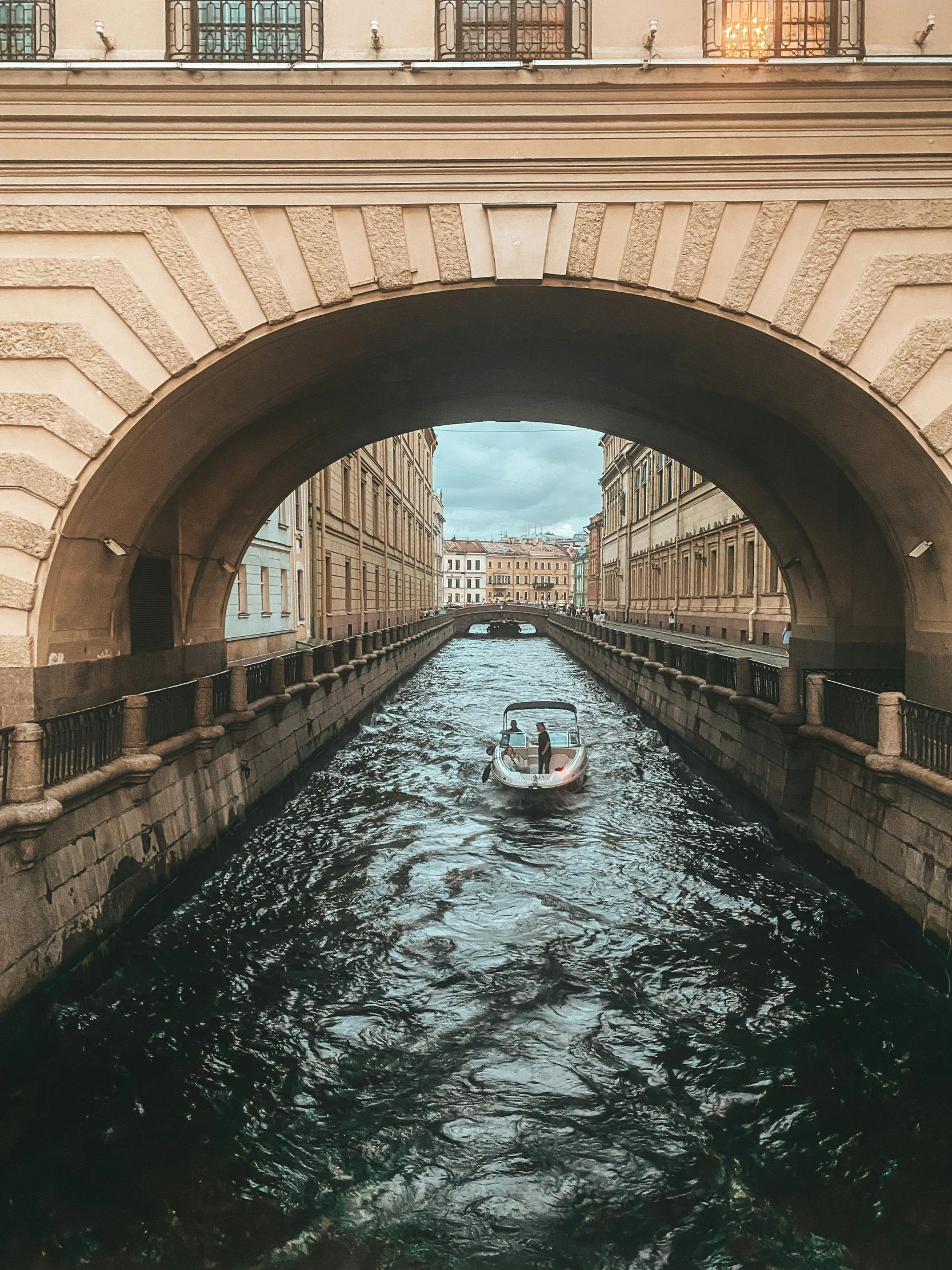 a boat that is going under a bridge, by Julia Pishtar, pexels contest winner, renaissance, saint petersburg, archway, 🚿🗝📝, promo image