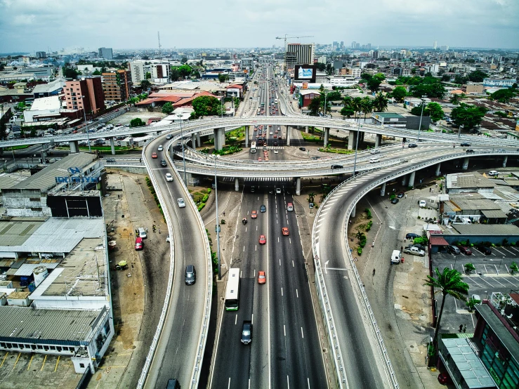 a city filled with lots of traffic and lots of tall buildings, by Alejandro Obregón, pexels contest winner, visual art, overpass, koyaanisqatsi, 2000s photo, thumbnail