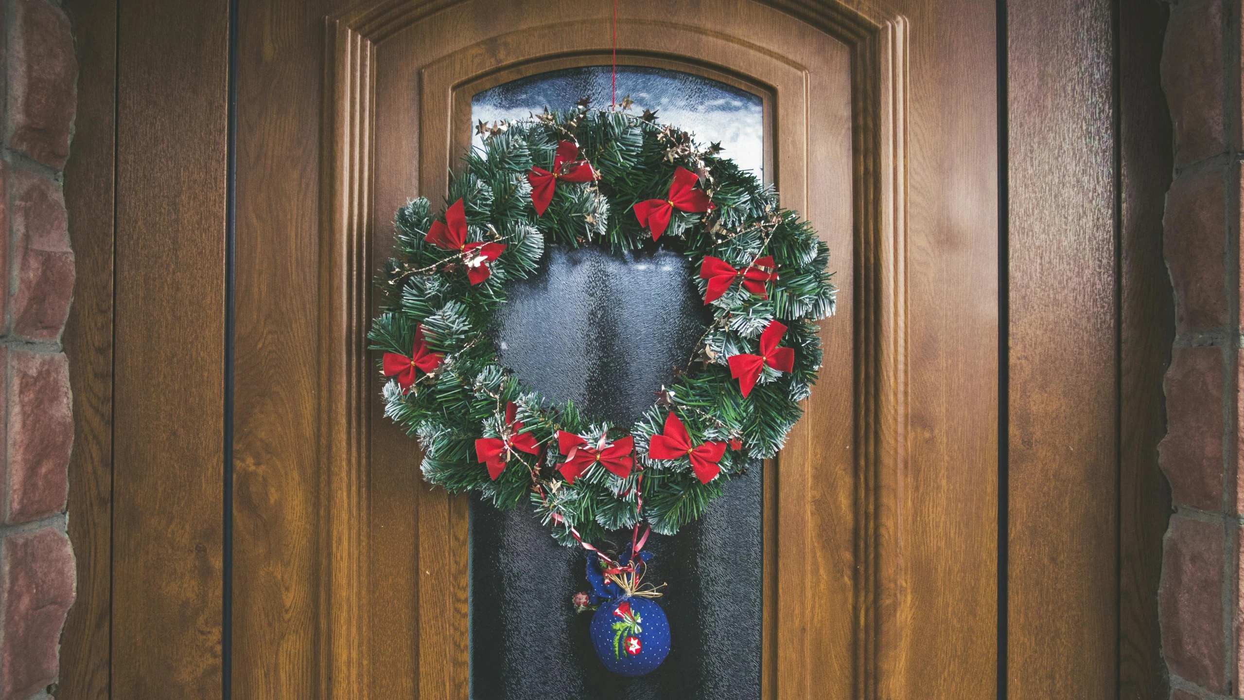 a wreath on the front door of a house, pexels, pine, pathetic, 1450, thumbnail