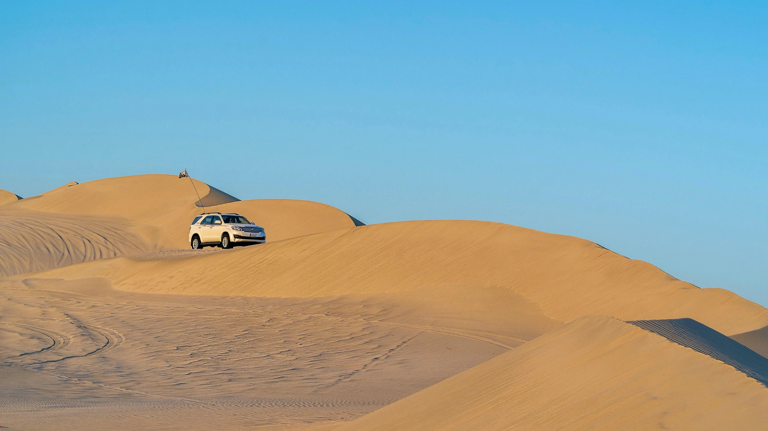 a car that is sitting in the sand, hurufiyya, profile image, thumbnail, majestic dunes, avatar image