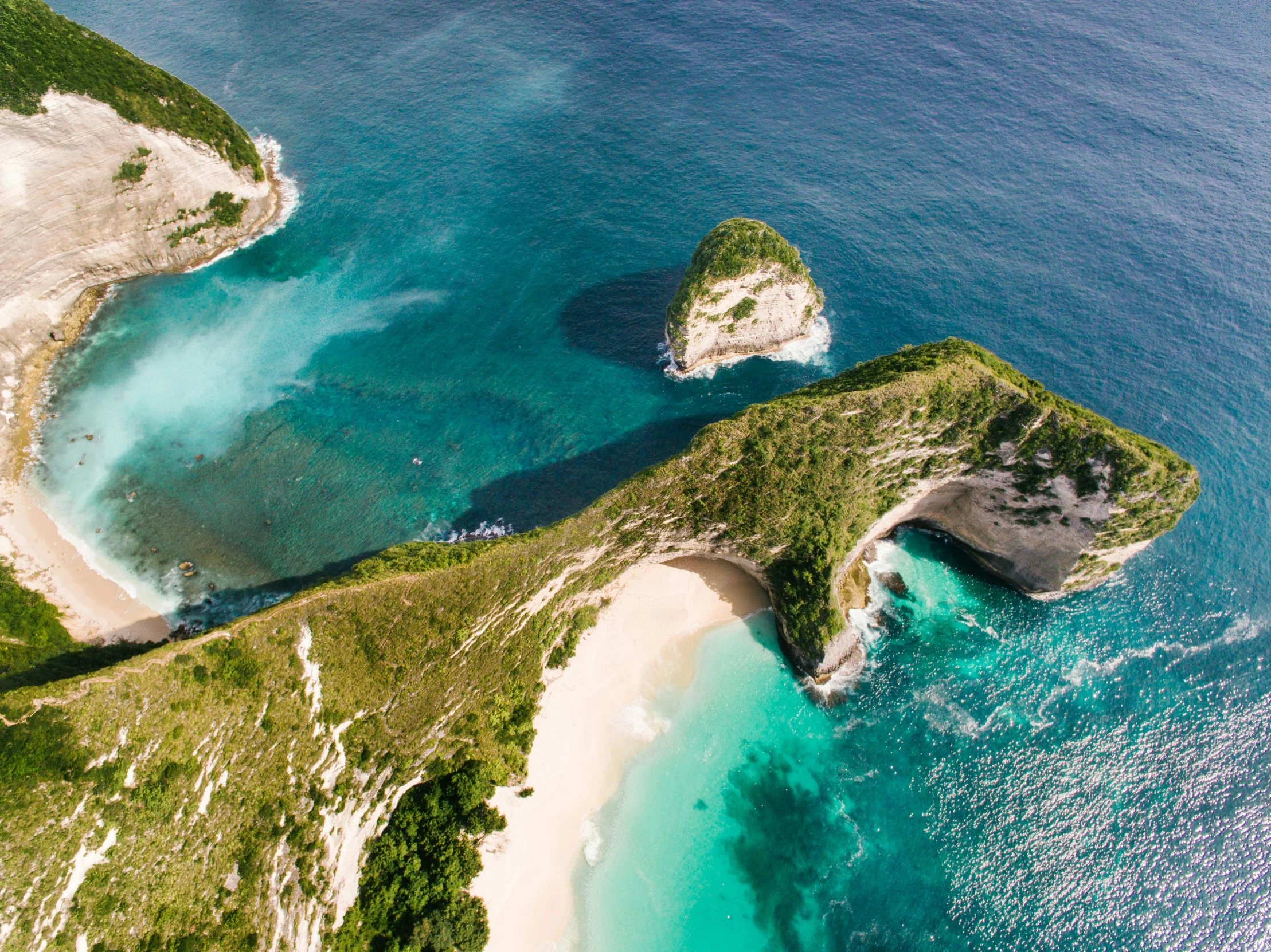 an aerial view of an island in the middle of the ocean, pexels contest winner, sumatraism, over a chalk cliff, two medium sized islands, australian beach, demon rays