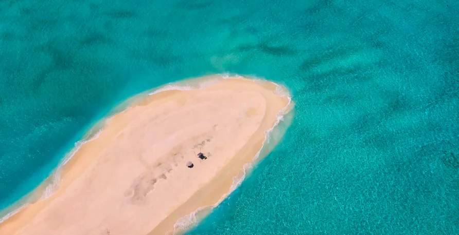 an aerial view of a sandy island in the middle of the ocean, by Daren Bader, pexels contest winner, hurufiyya, youtube thumbnail, secluded, arabia, carribean turquoise water