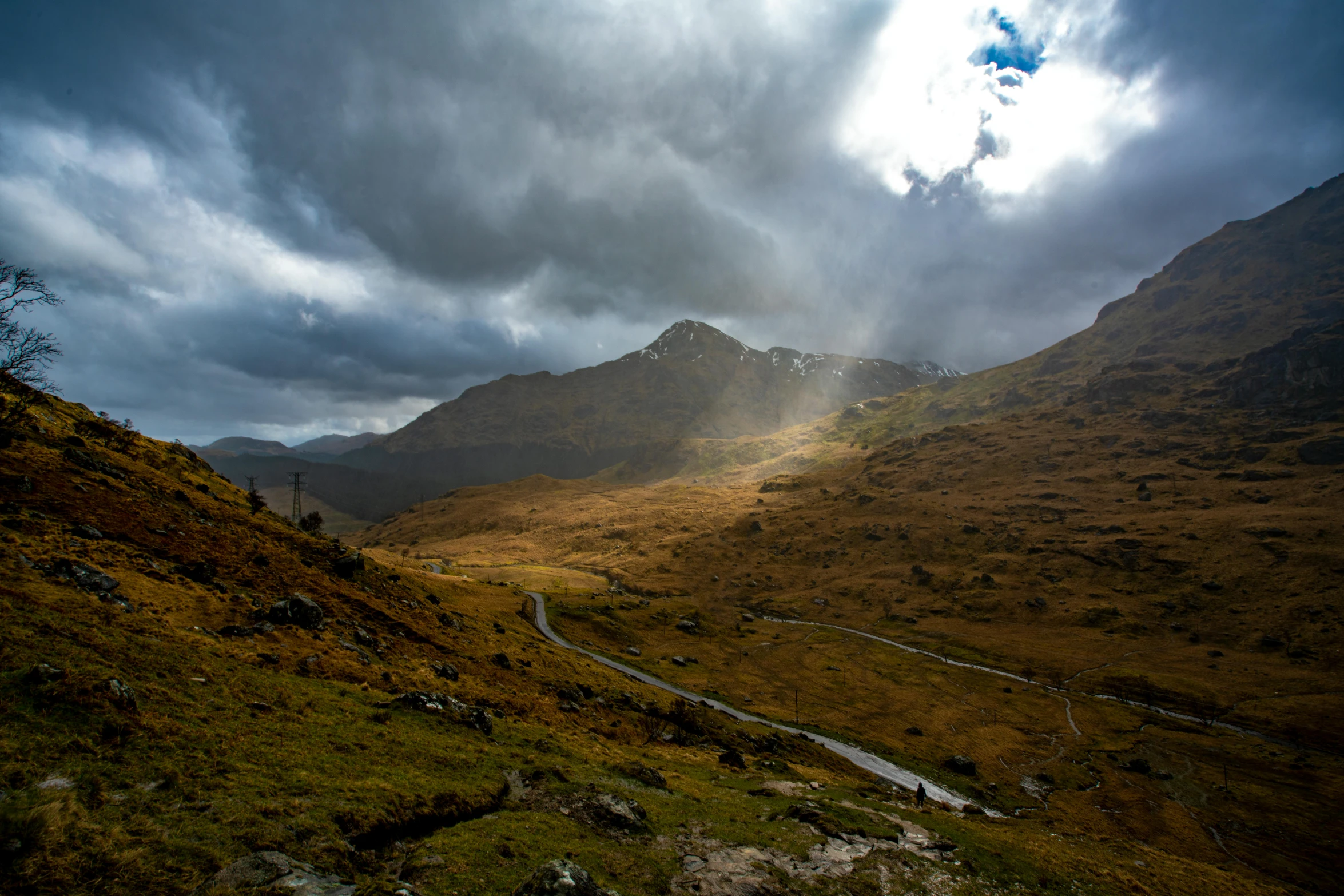 the sun shines through the clouds over the mountains, by Peter Churcher, visual art, scottish highlands, autumnal, thumbnail, mountain pass