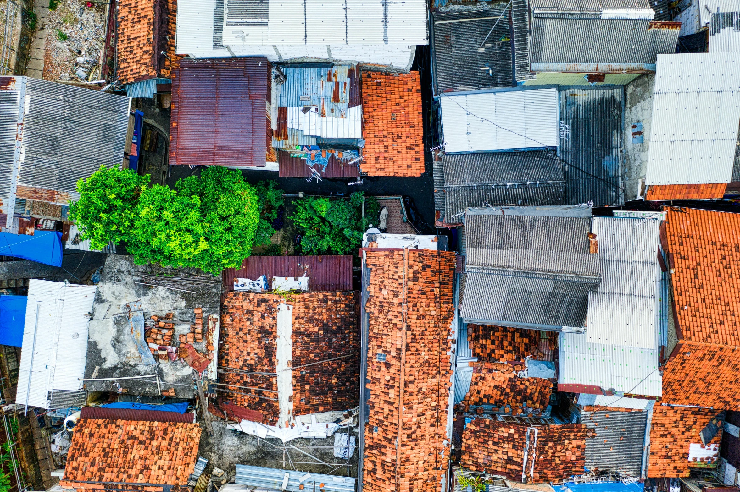 a bird's eye view of a group of houses, pexels contest winner, south jakarta, thumbnail, damaged structures, orange roof