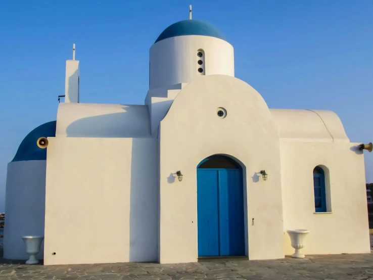a white building with a blue dome on top of it, piroca, avatar image